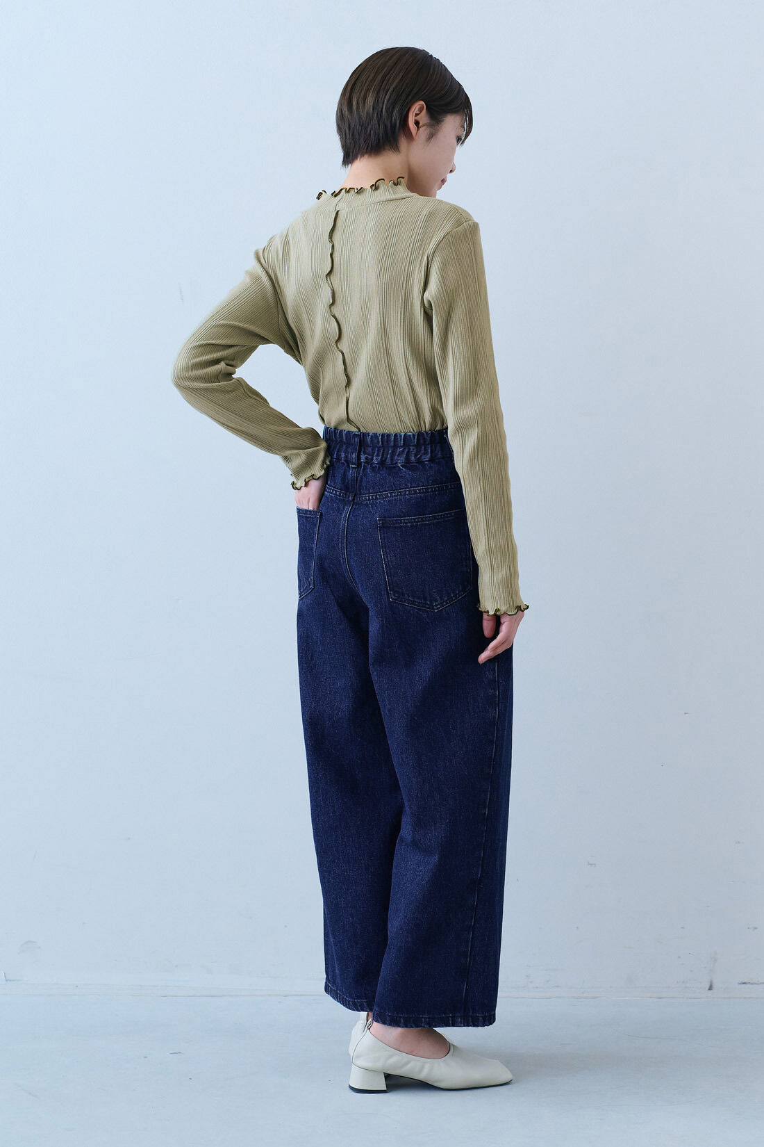 IEDIT|綿100％ 抗菌防臭 UVカット 三つ星 メロー リブトップス の会と国産 タック ワイドデニム 〈ブルー〉のコーディネート