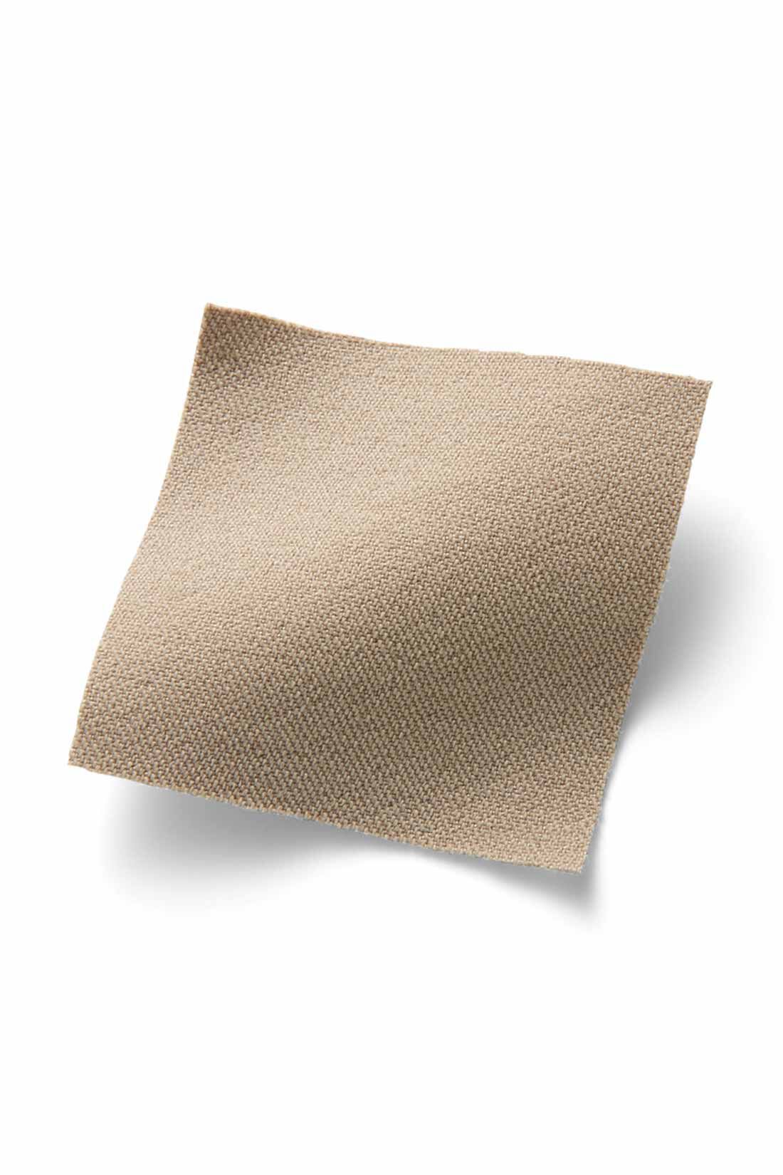 IEDIT|IEDIT[イディット]　ぐいっとしなやか すらりと美脚！ ストレッチ布はく素材のエアノビテーパードパンツ〈ネイビー〉|ストレッチ素材ながら綿のようなマットな表面感が品よくきれい。脚のラインを拾いにくい厚みと張り感で高見えします。