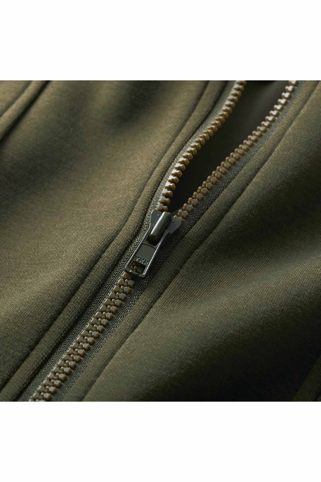 IEDIT|IEDIT[イディット]　ジップ遣いのスマートIラインダンボールスカート〈カーキ〉|伸びやかなダンボールカットソー素材を採用。座ってもしわが気になりにくく、ウエストは後ろゴムでらくちん。