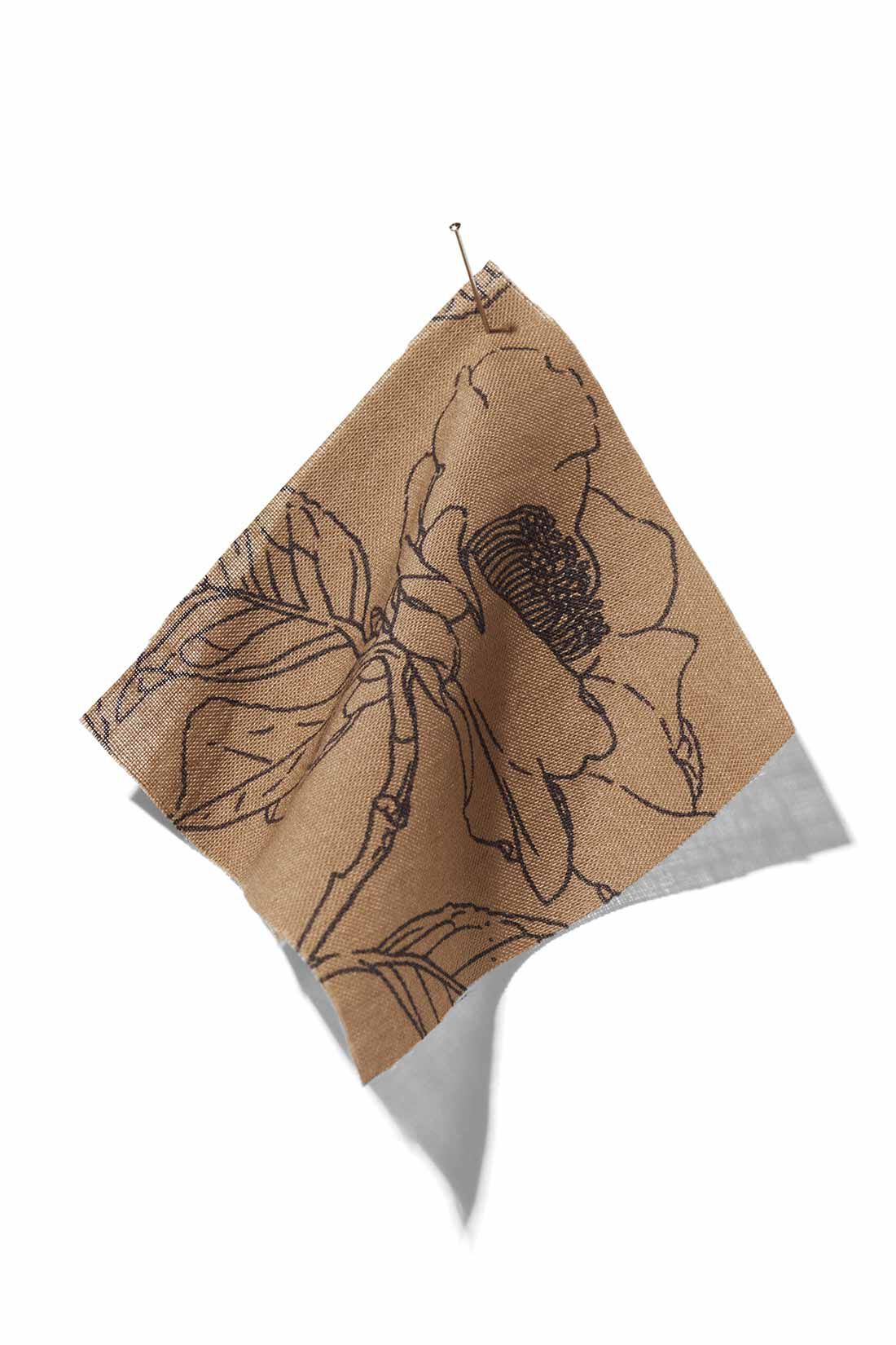 IEDIT|牧野植物園×IEDIT[イディット]コラボ　ヤブツバキの総柄スカート〈カーキブラウン〉|薄く、軽やかな綿100％の布はく素材を使用。線は原画に近い墨色に、アーシーなカーキブラウンを配色。