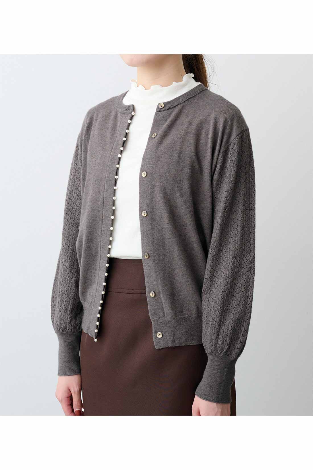 IEDIT[イディット]　アクセサリーみたいなミニパールが上品な 柄編み袖のカーディガン〈グレー〉|※着用イメージです。お届けするカラーとは異なります。