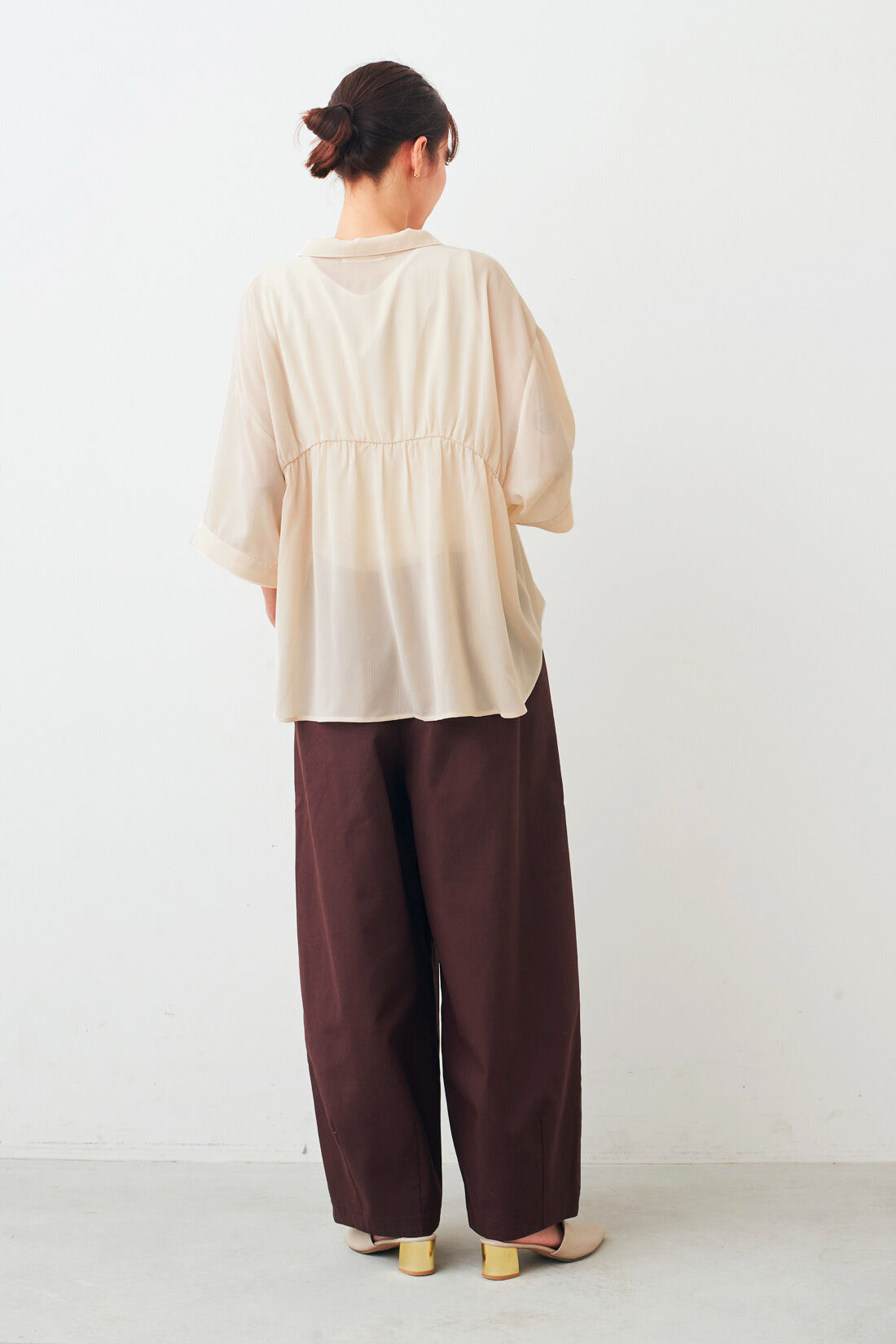リネン混 ツータック カーブパンツ 〈マホガニーブラウン〉のコーディネート