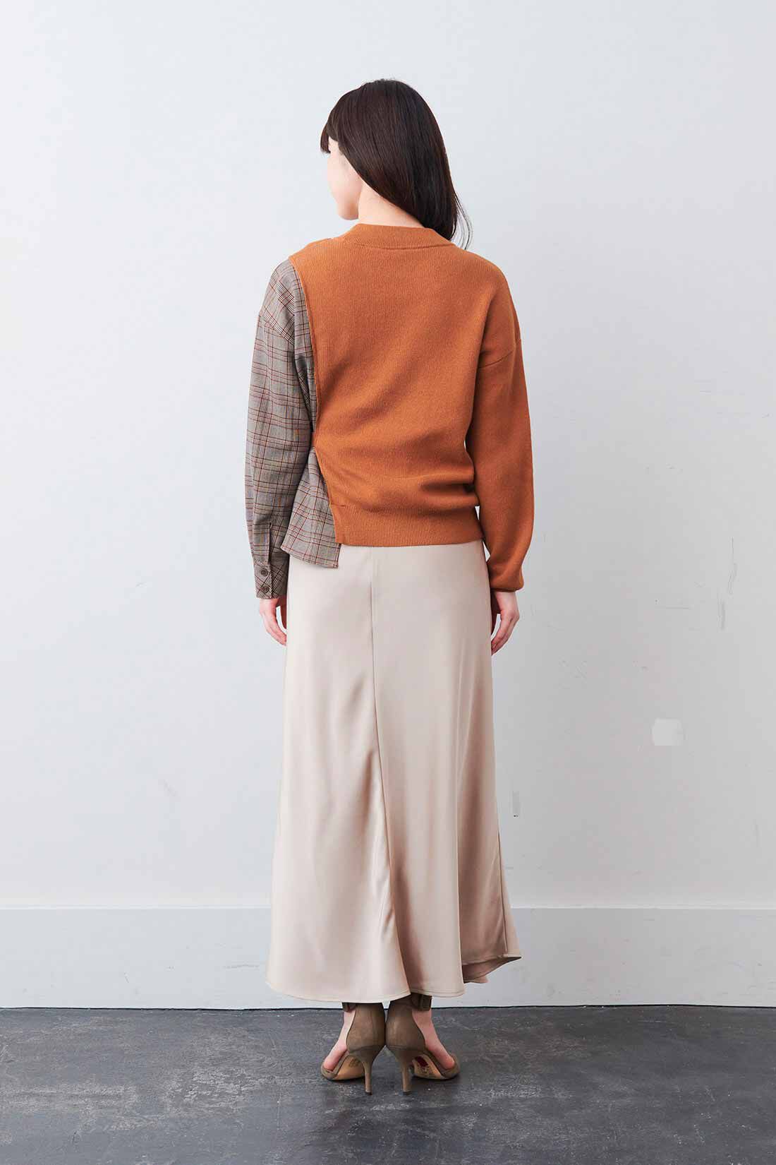 IEDIT|IEDIT[イディット]　サテンの光沢が美しいセミサーキュラースカート〈ベージュ〉|モデル身長：167cm 着用サイズ：M
