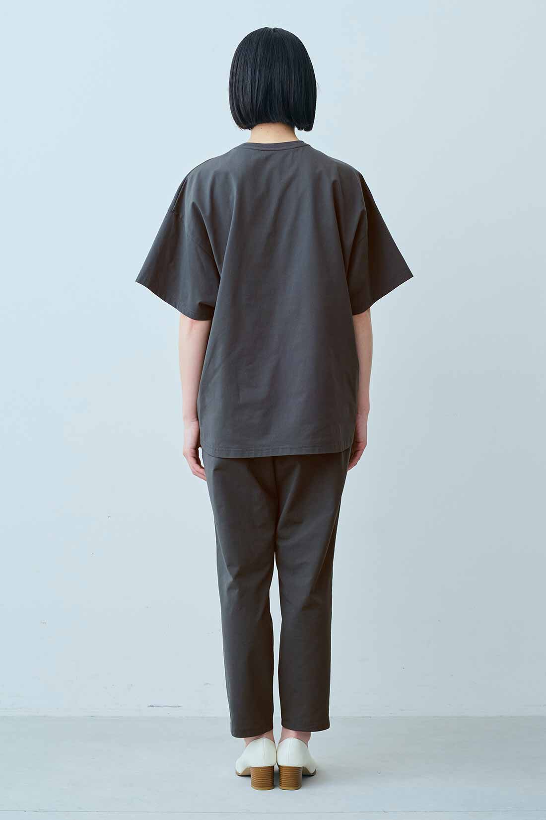 IEDIT|吸汗速乾 UVカット SO!MESH トップス〈チャコールグレー〉のコーディネート