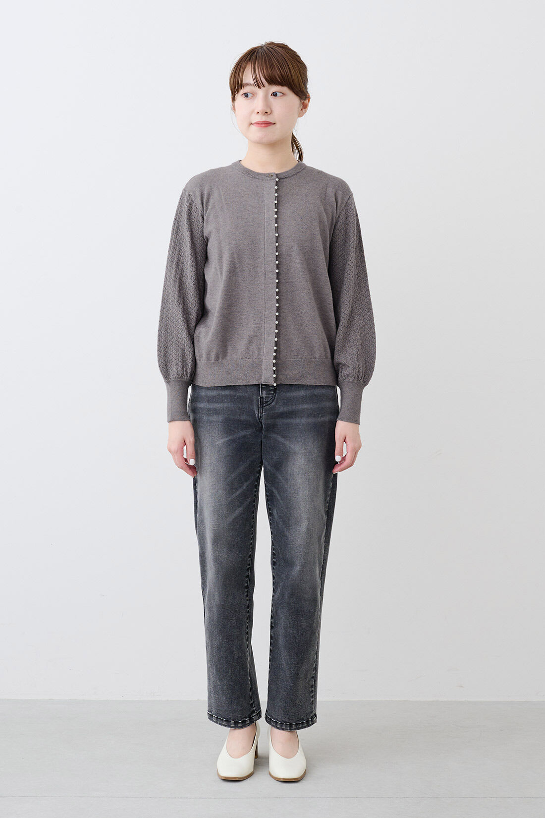 IEDIT[イディット]　アクセサリーみたいなミニパールが上品な 柄編み袖のカーディガン〈グレー〉|モデル身長：163cm・着用サイズ：M ※着用イメージです。お届けするカラーとは異なります。