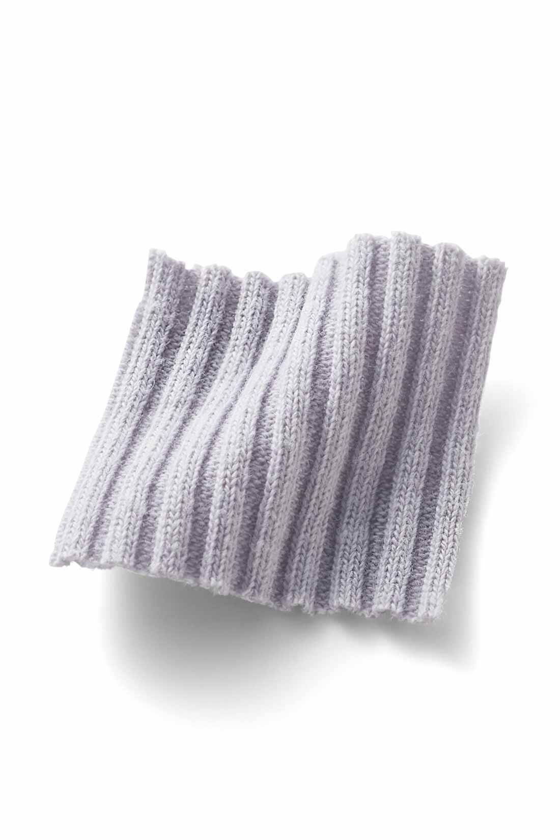 IEDIT|IEDIT[イディット]　抗菌防臭加工がうれしい きれい見えデザインリブカットソートップス〈ブルー〉|上品な表情のリブカットソー素材は、さらりとドライなタッチ。からだのラインを拾いにくいほどよくしっかりした厚みで、ロングシーズン活躍します。お届けするカラーとは異なります。