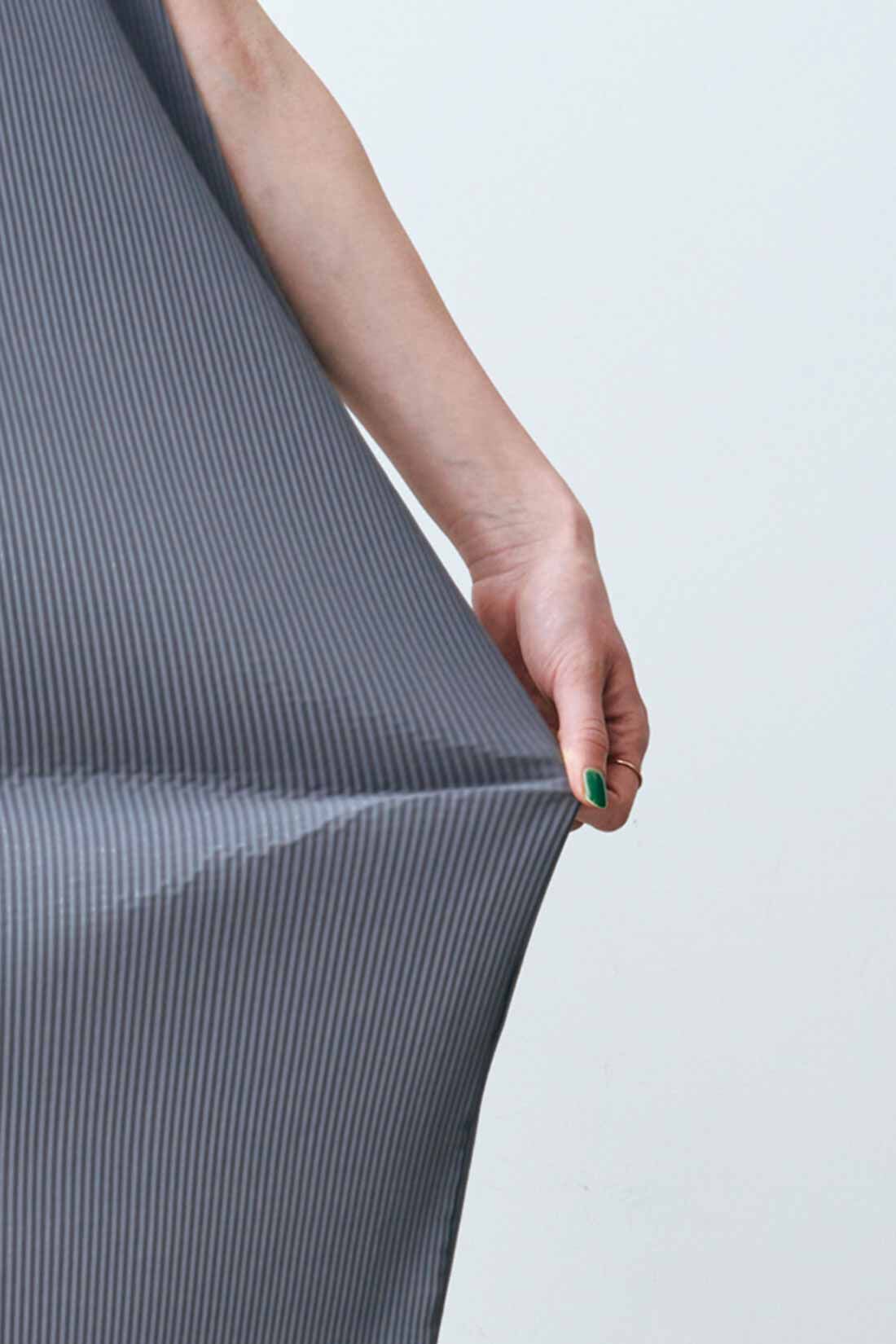 IEDIT［イディット］|ボディーをメイクするプリーツ素材のIラインフレンチスリーブワンピース〈ブラック〉|プリーツ素材がからだのラインを拾いにくく、ちょうどいい塩梅に。　※お届けするカラーとは異なります。