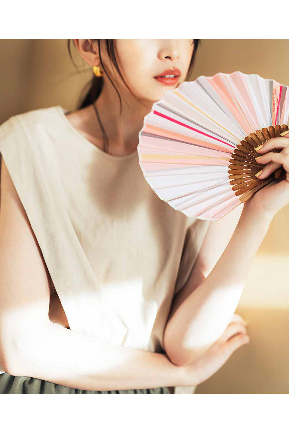 IEDIT|LES TOILES DU SOLEIL×IEDIT[イディット]　暑い日でも気分があがるマルチカラー扇子〈ネイビー〉|これは参考画像です。お届けするカラーとは異なります。