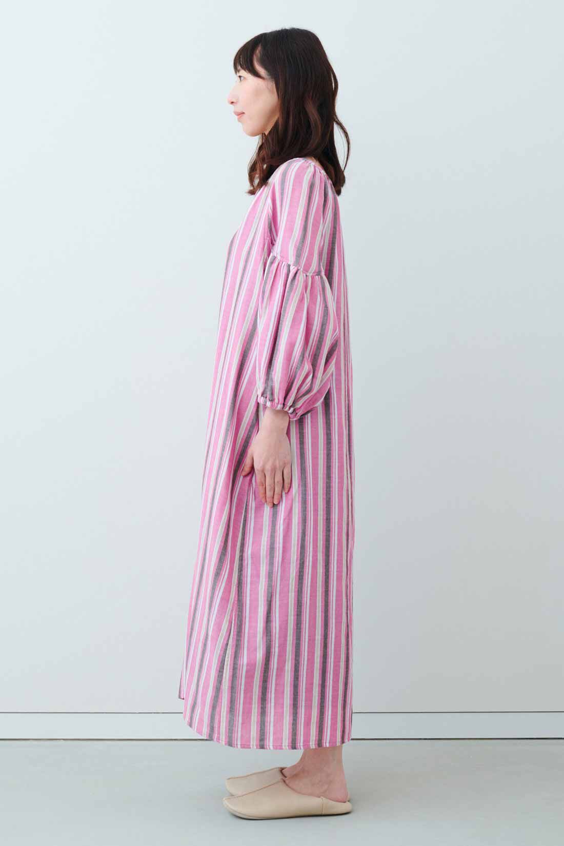 IEDIT|IEDIT[イディット]　先染めマルチストライプのダブルガーゼロングドレス〈ピンク〉|モデル身長：160cm 着用サイズ：M ※着用イメージです。お届けするカラーとは異なります。