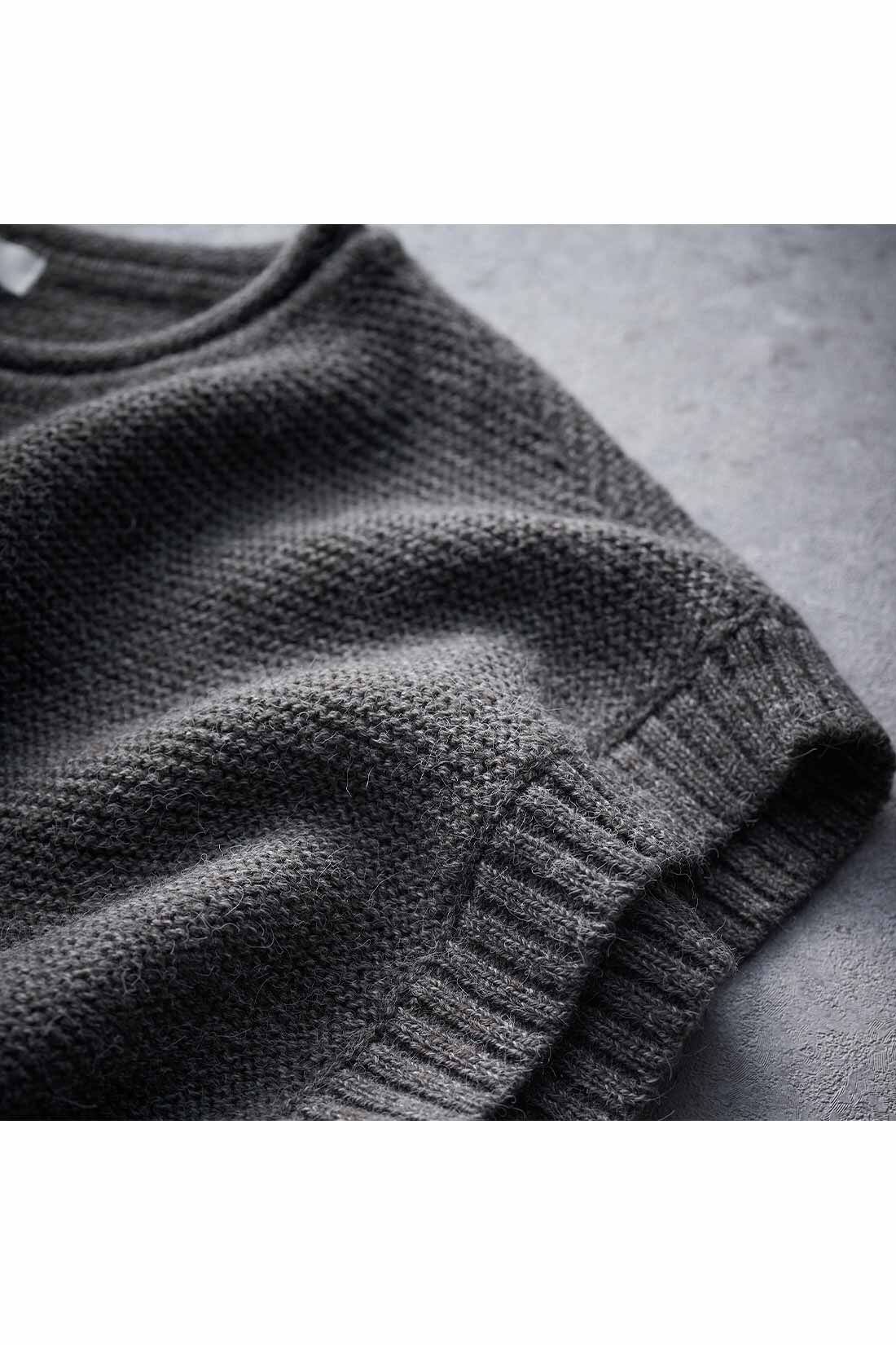 IEDIT[イディット]　ガーター編みのラフシルエットニットベスト|広く取ったアームホールは、リブ編みでデザイン性をアップ。