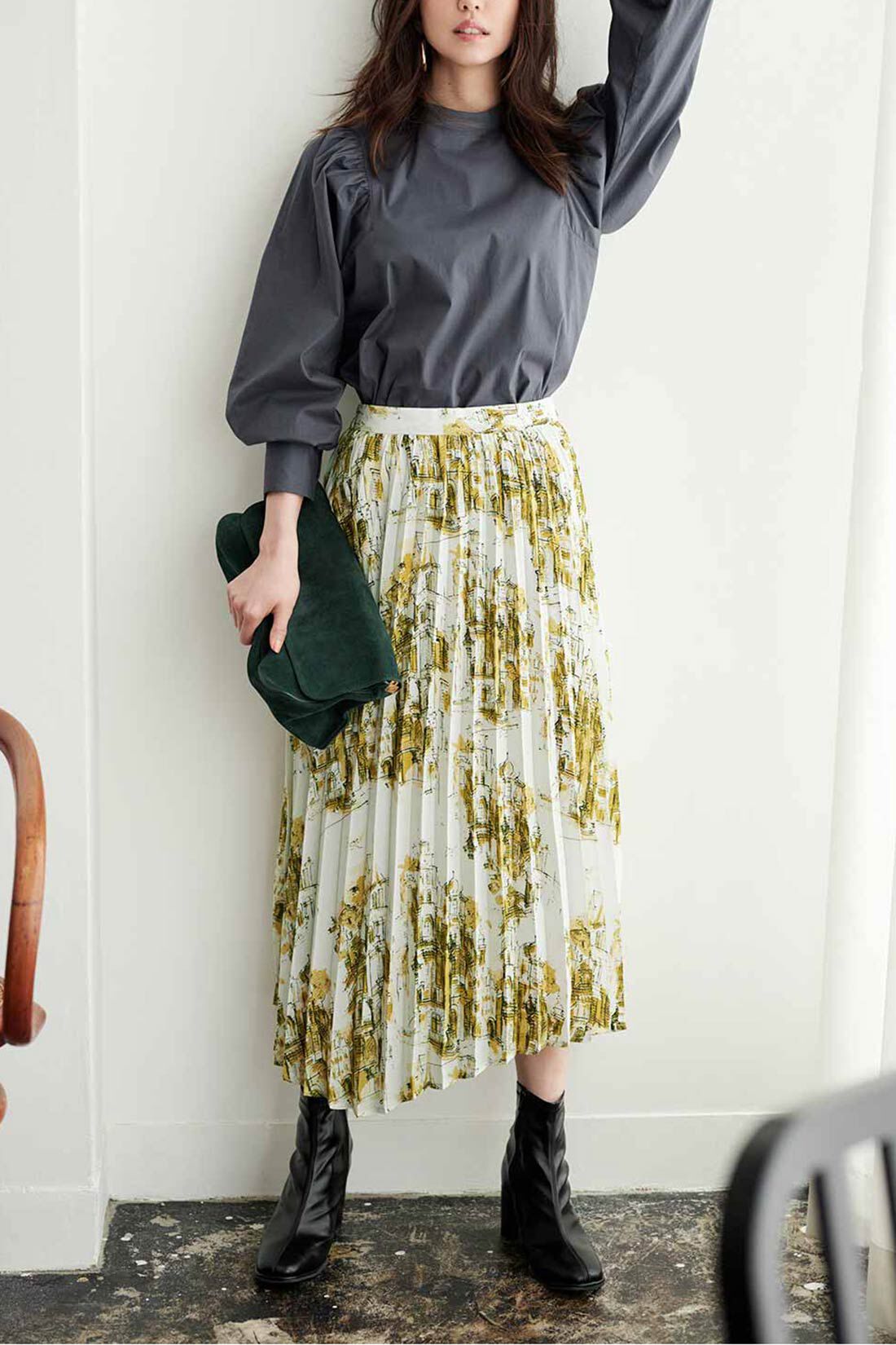イディット|IEDIT[イディット]　ヴィンテージライクな趣のプリントプリーツスカート〈グリーン〉|※着用イメージです。お届けするカラーとは異なります。