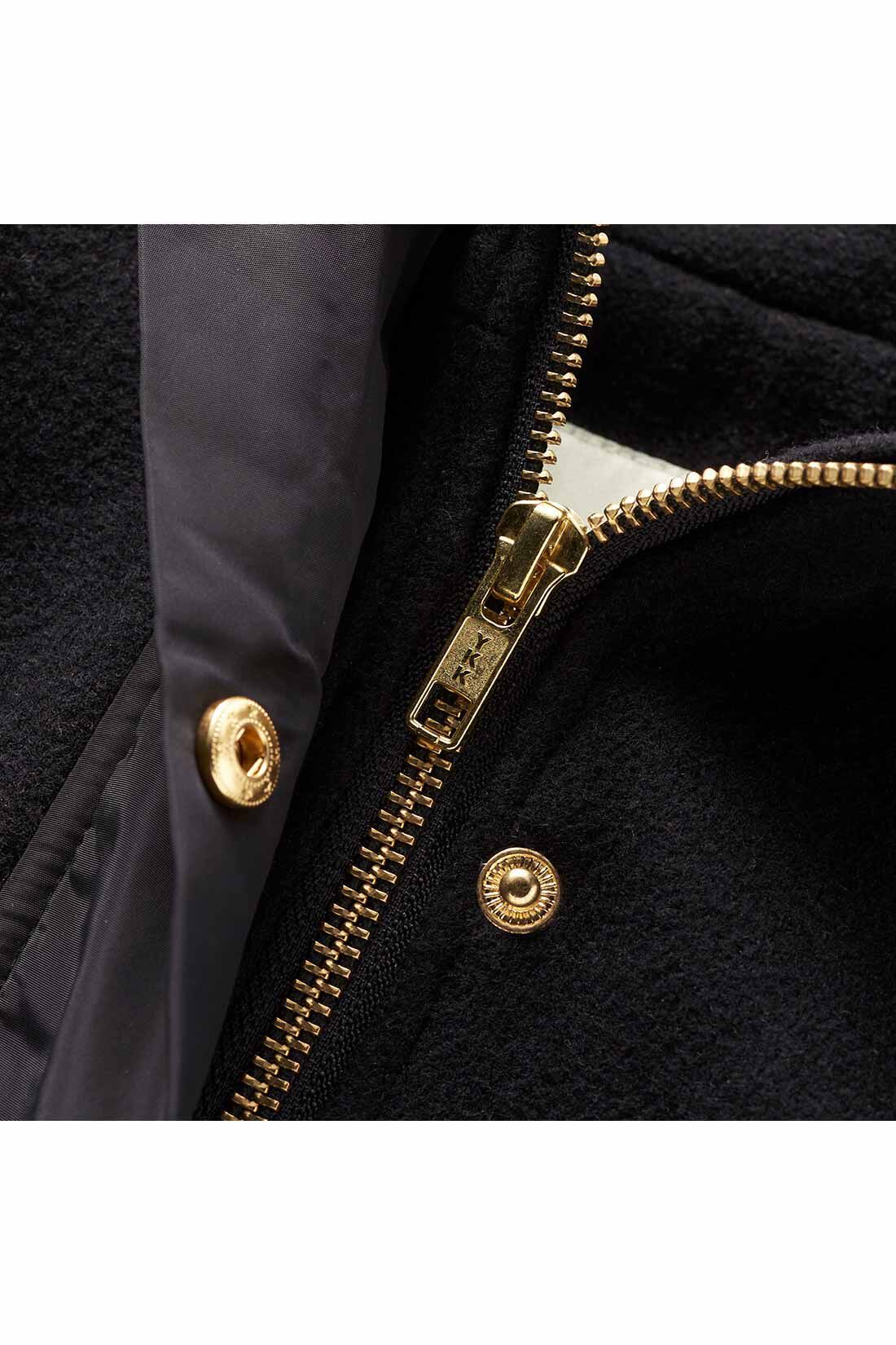 IEDIT[イディット]　ウール混メルトン遣いの上品アクティブなストライプキルティングコート|ゴールドカラーのファスナー＆ドットボタンで、しっかり防寒＋リッチな印象に。