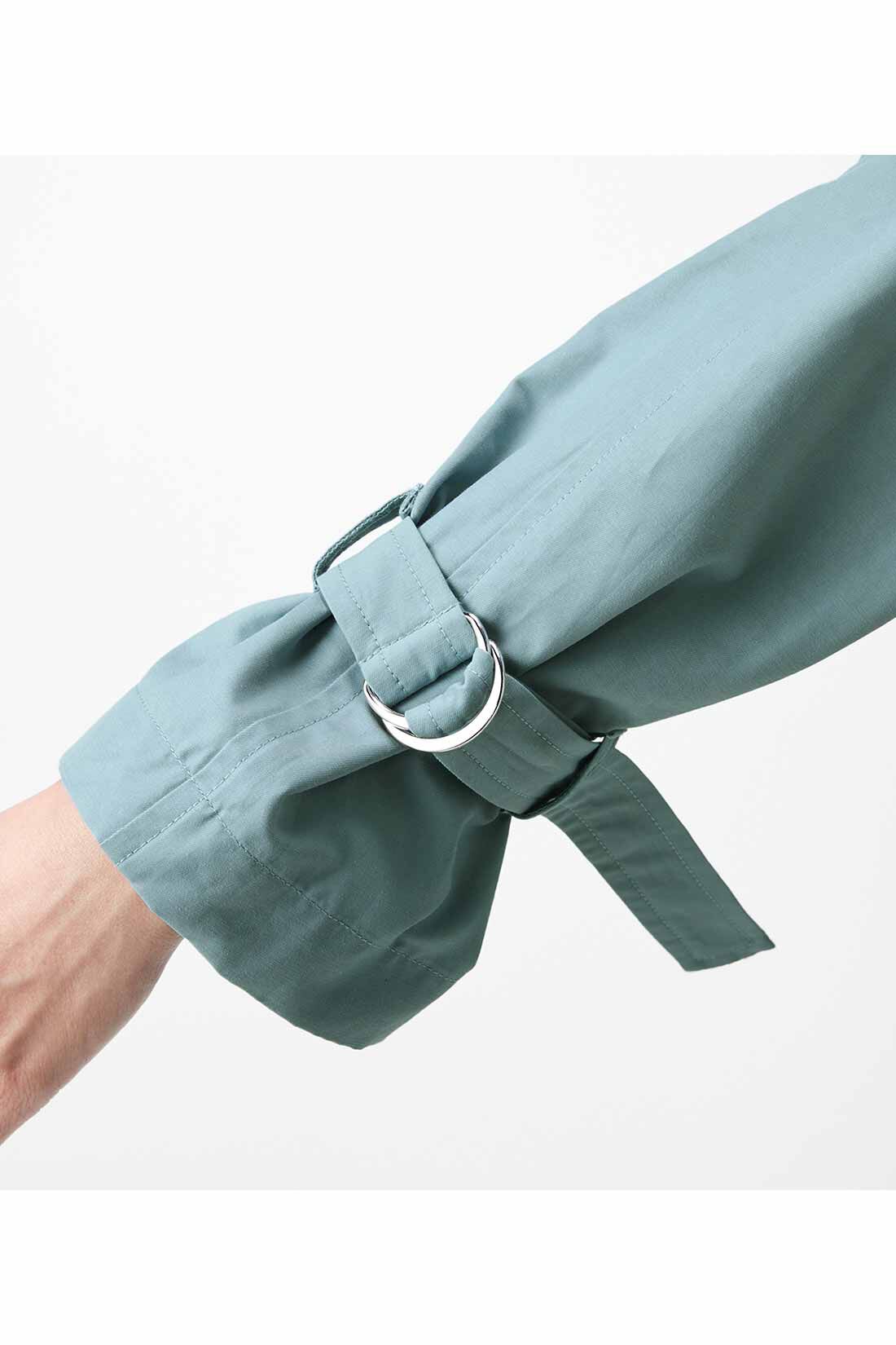 IEDIT|IEDIT[イディット]　小森美穂子さんコラボ サイドベルトですっきり着られる撥水（はっすい）ロングコート〈ブルーグリーン〉|袖口のベルトをDカンでしぼると、立体的でかわいい手もとに。