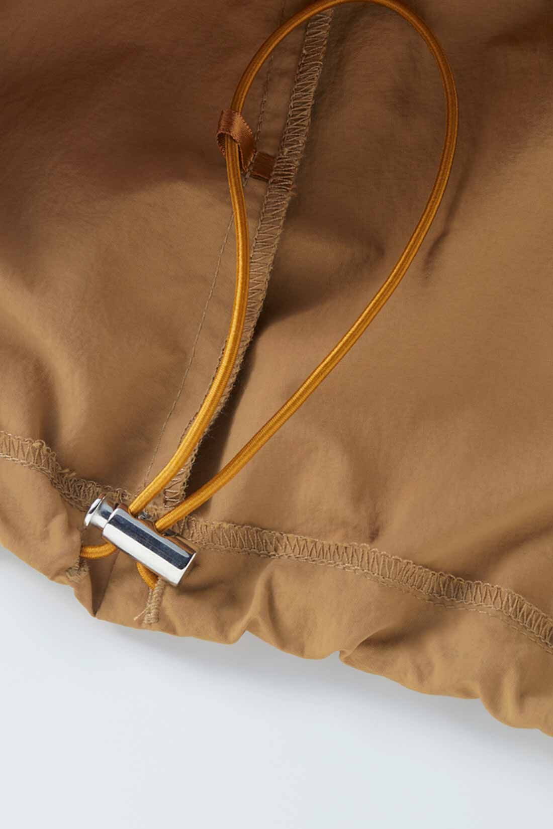 IEDIT[イディット]　撥水＆UVカットがうれしい 2-WAYシルエットスカート|すそ両端につけたドロストを調整してバルーンシルエットに。