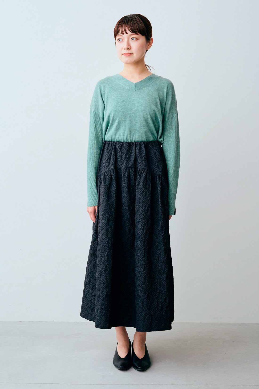 IEDIT|IEDIT[イディット]　エンボス加工をほどこした 撥水（はっすい）素材の切り替えスカート|モデル身長：163cm　着用サイズ：M