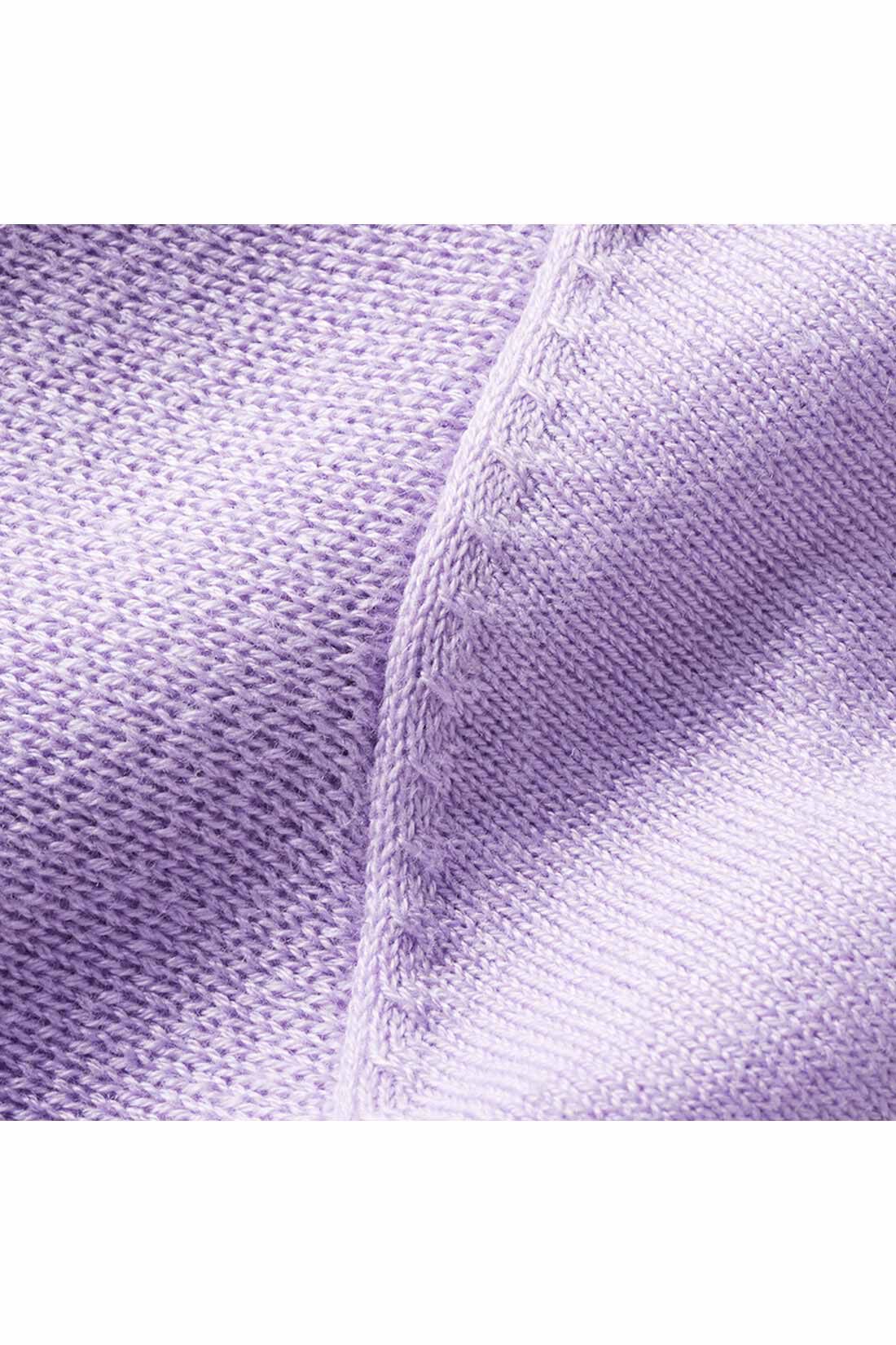 IEDIT|IEDIT[イディット]　パールビーズとスリットを袖にあしらったペプラムニット〈パープル〉|左：身ごろ/右：袖　身ごろは厚めに、袖は薄手に編み分けた、さらりとした肌ざわりの綿混素材。