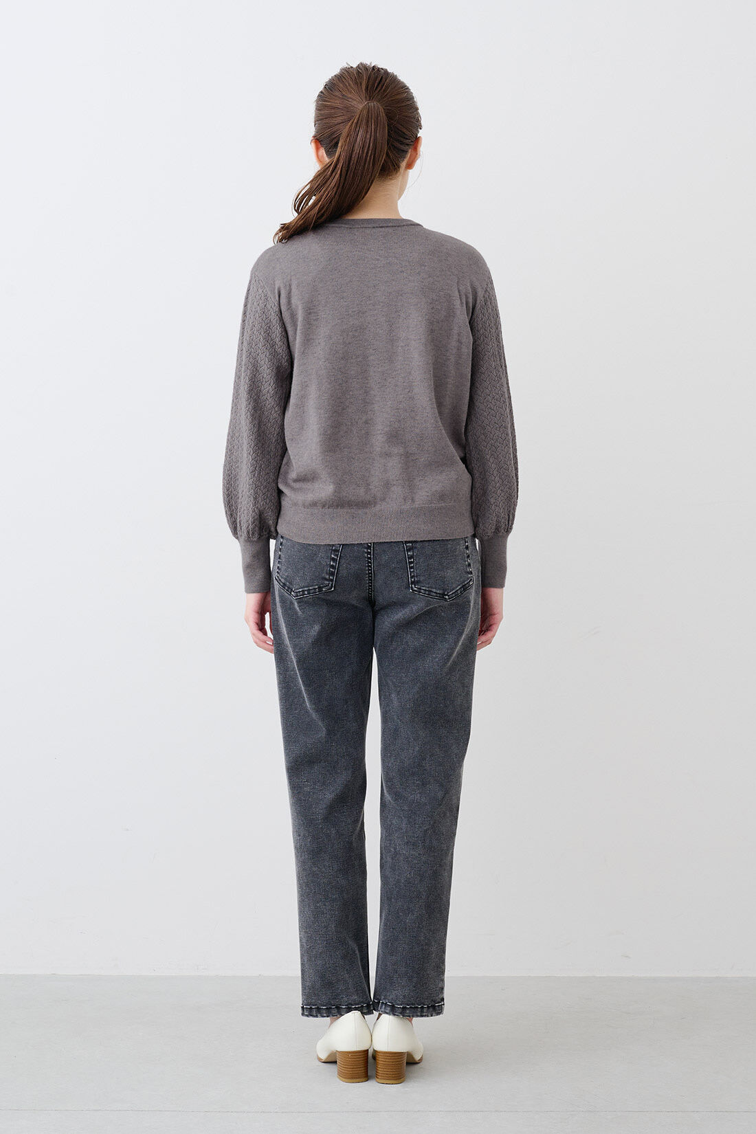 IEDIT[イディット]　アクセサリーみたいなミニパールが上品な 柄編み袖のカーディガン〈グレー〉|モデル身長：163cm・着用サイズ：M