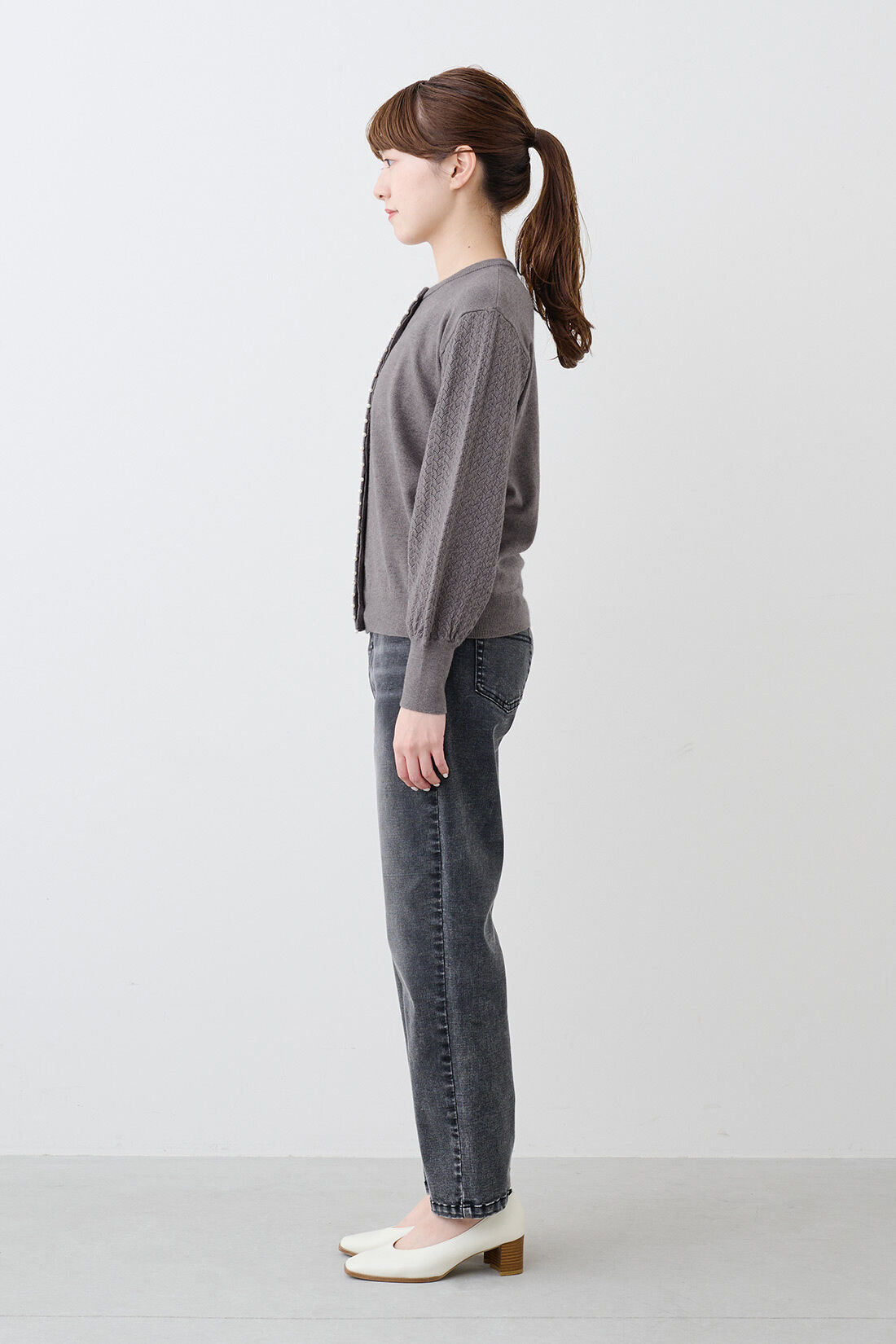 IEDIT[イディット]　アクセサリーみたいなミニパールが上品な 柄編み袖のカーディガン〈グレー〉|モデル身長：163cm・着用サイズ：M ※着用イメージです。お届けするカラーとは異なります。