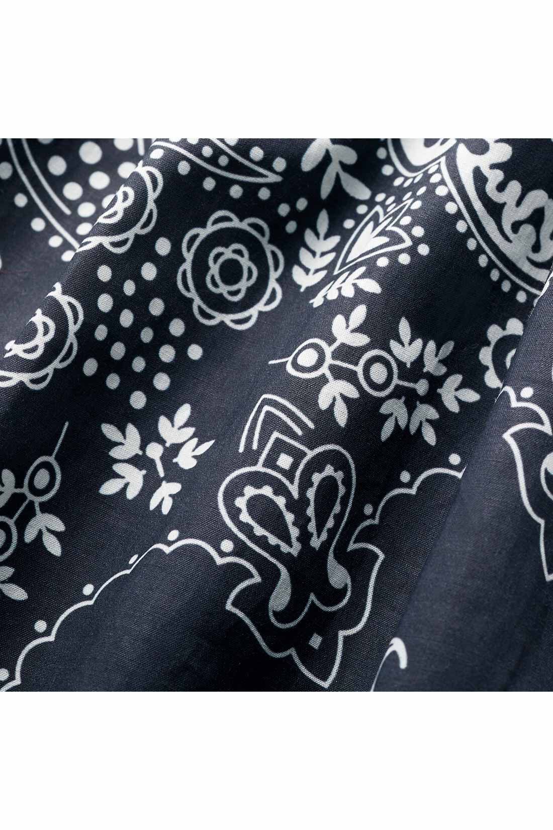 IEDIT|【イラストレーターきくちあつこさんコラボ】IEDIT[イディット]　バンダナ柄ギャザーフレアースカート〈グレイッシュネイビー〉|光沢のある高密度な薄手の綿ブロード生地で、ホームケアも可能。