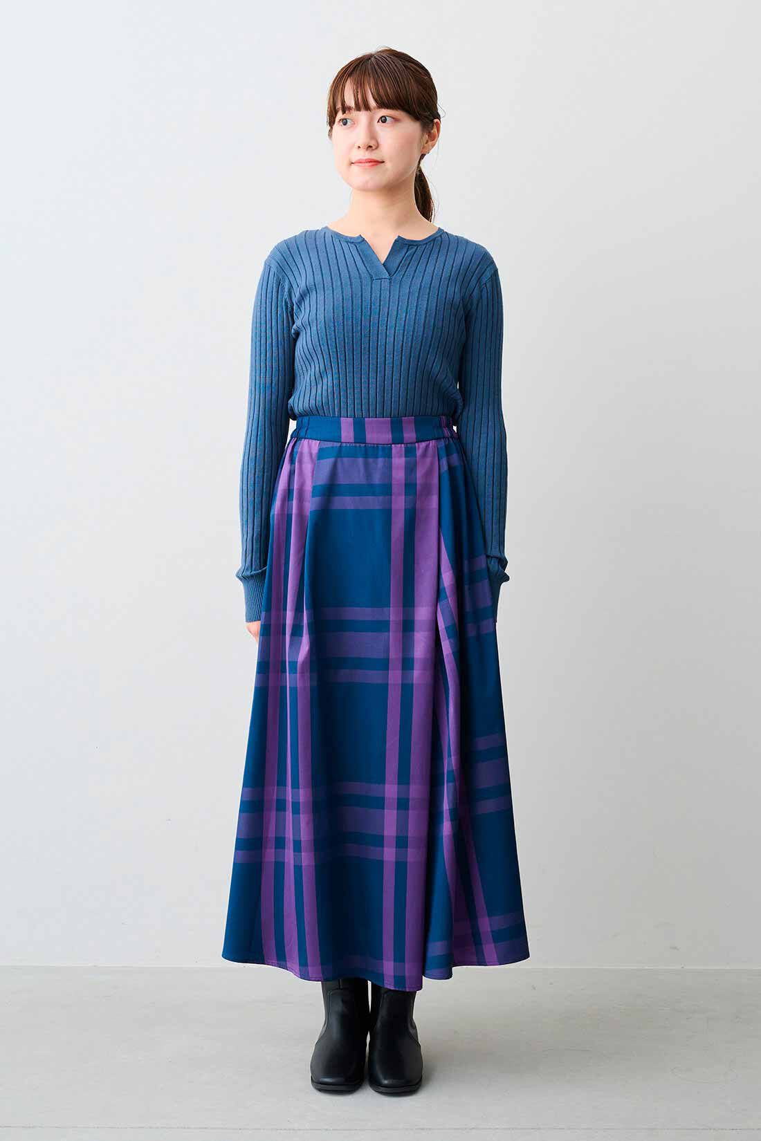 IEDIT|IEDIT[イディット]　きれいシルエットが印象的な着映えチェック柄のタックフレアースカート〈パープル〉|モデル身長：163cm 着用サイズ：M