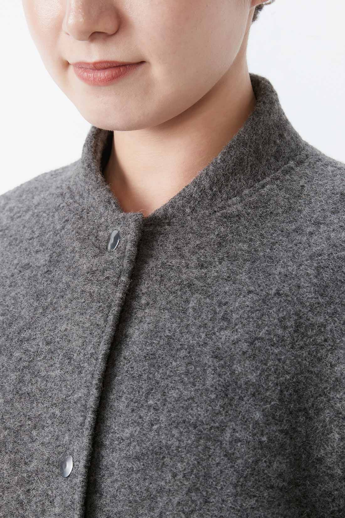 IEDIT|IEDIT[イディット]　ウール混スライバー素材で軽やか ミドル丈ブルゾンコート〈グレー〉|ボタンを留めても窮屈感のないネック。