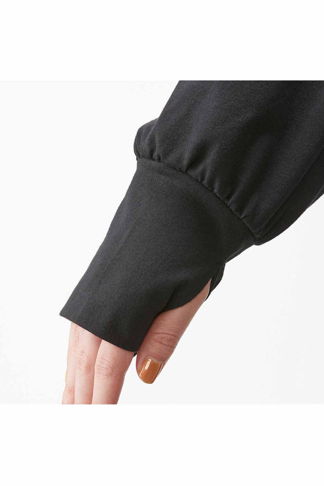IEDIT|IEDIT[イディット]　バックフリルの吸汗速乾UVパーカー〈ブラック〉|袖口には親指ホール付きで、手の甲までしっかりカバー。
