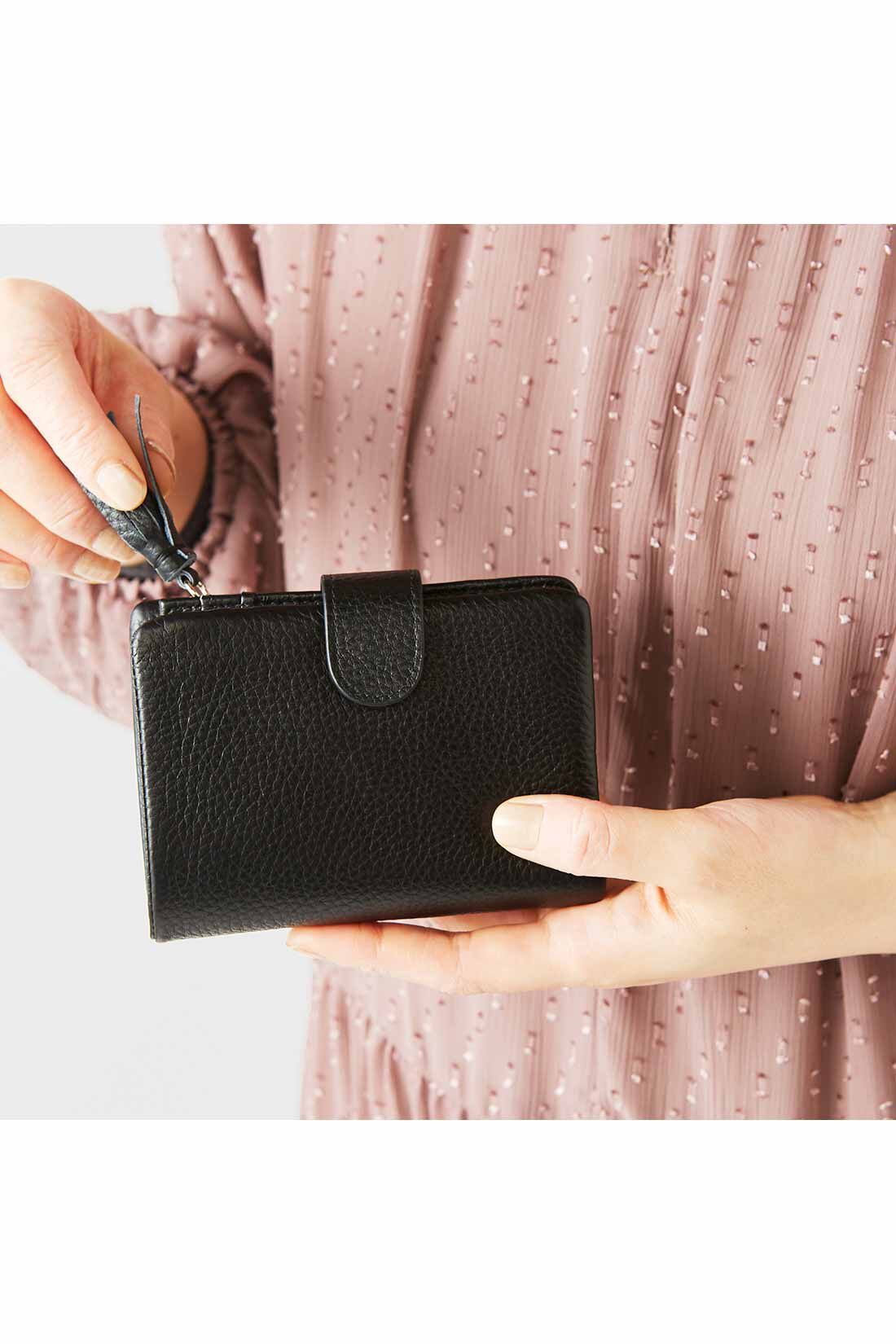 IEDIT[イディット]　くったり本革素材できれいめ二つ折り財布〈ブラック〉|手のひらに収まるコンパクトなサイズ感。