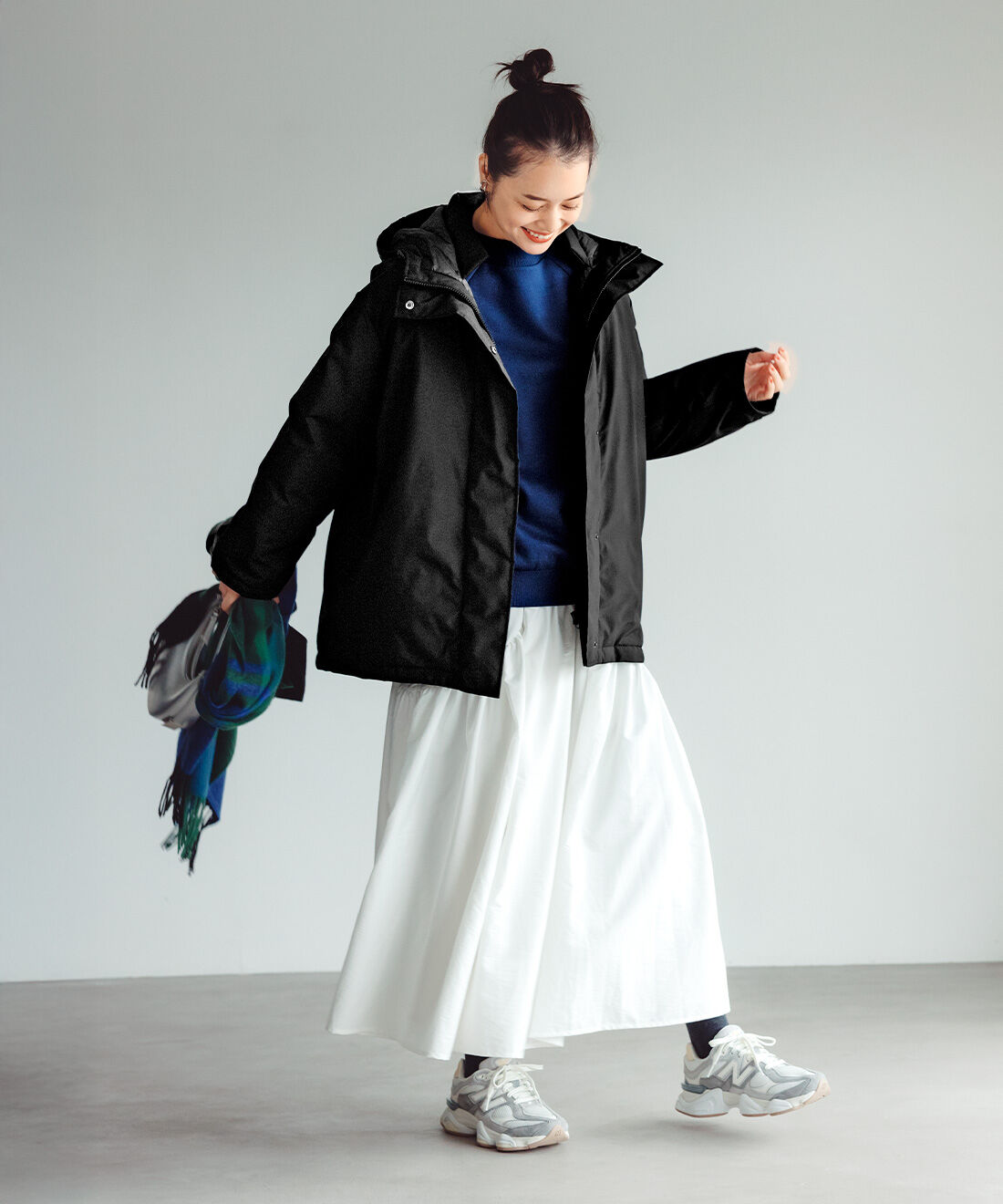 IEDIT|ステッチレス スッキリ ミドル丈ダウンコート 〈ブラック〉と撥水加工 ラウンド切り替えギャザースカート〈ホワイト〉のコーディネート