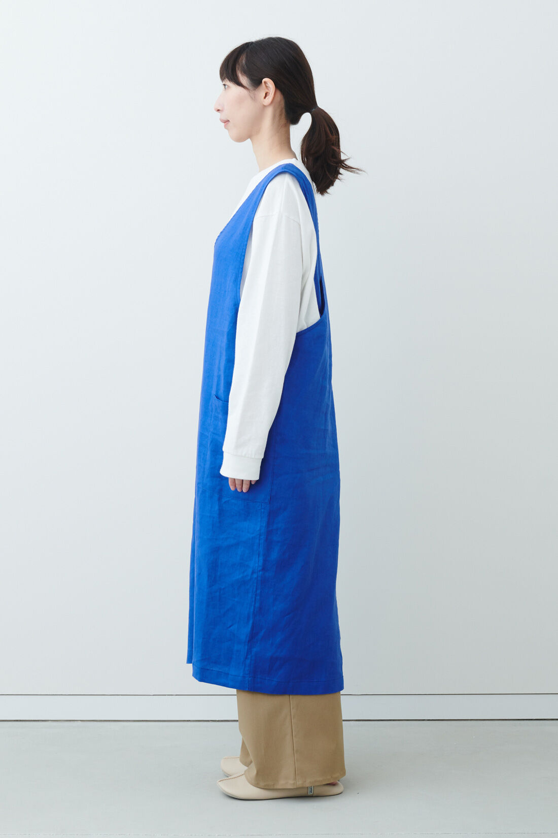 イディット|IEDIT[イディット]　麻混素材のジャンパースカート風エプロン〈ローズパープル〉|モデル身長：160cm・着用サイズ：M ※着用イメージです。お届けするカラーとは異なります。