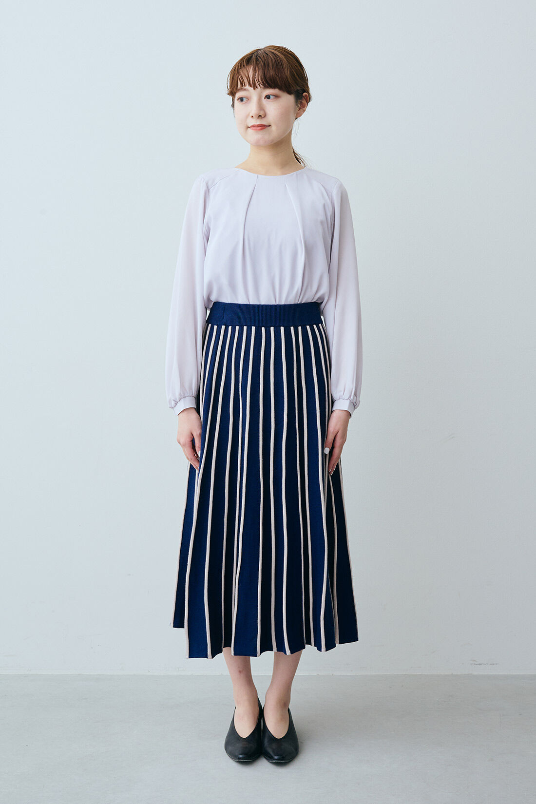 IEDIT[イディット]　ストライプ編み柄のニットフレアースカート〈ネイビー〉|モデル身長：163cm　着用サイズ：M