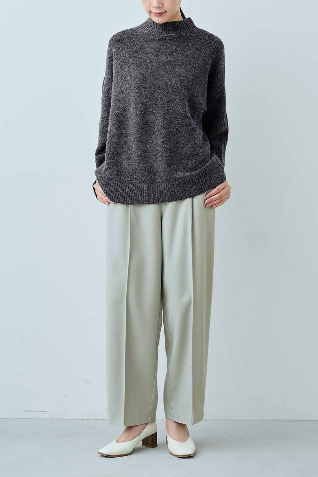 IEDIT［イディット］|IEDIT[イディット]　マシンウオッシャブルがうれしい すそラウンドシルエットの軽やかなウール＆アルパカ混ハイネックニット〈ライトブラウン〉|モデル身長：163cm　着用サイズ：M　※お届けするカラーとは異なります。