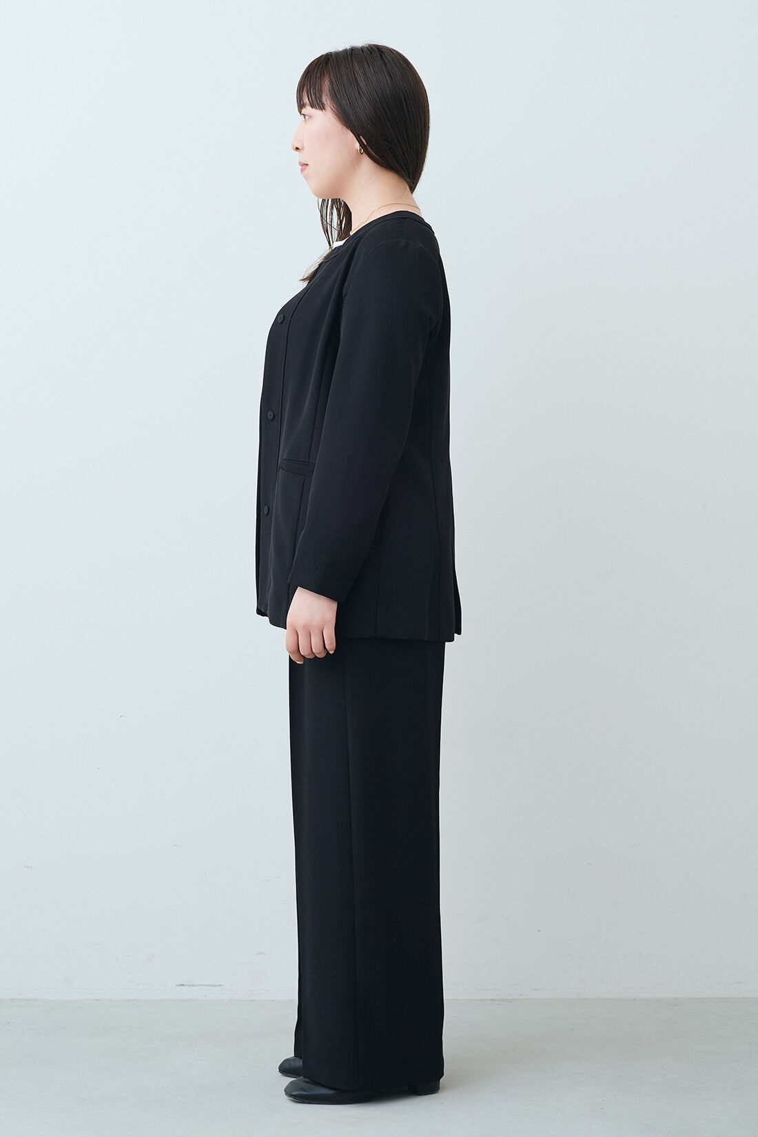 IEDIT［イディット］|IEDIT[イディット]　美しい黒がつづく黒原着（くろげんちゃく）素材でつくった きちんとシーンも頼れる大人女性のための純黒スーツ〈ブラック〉|モデル身長：159cm　着用サイズ：M