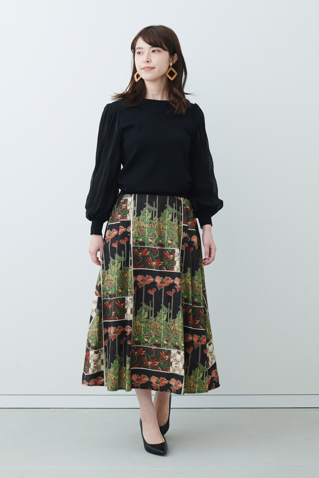 IEDIT|IEDIT[イディット]　優美なミュシャの図案をまとう クラッシックなプリントスカート〈ブラック〉|モデル身長：167cm・着用サイズ：M