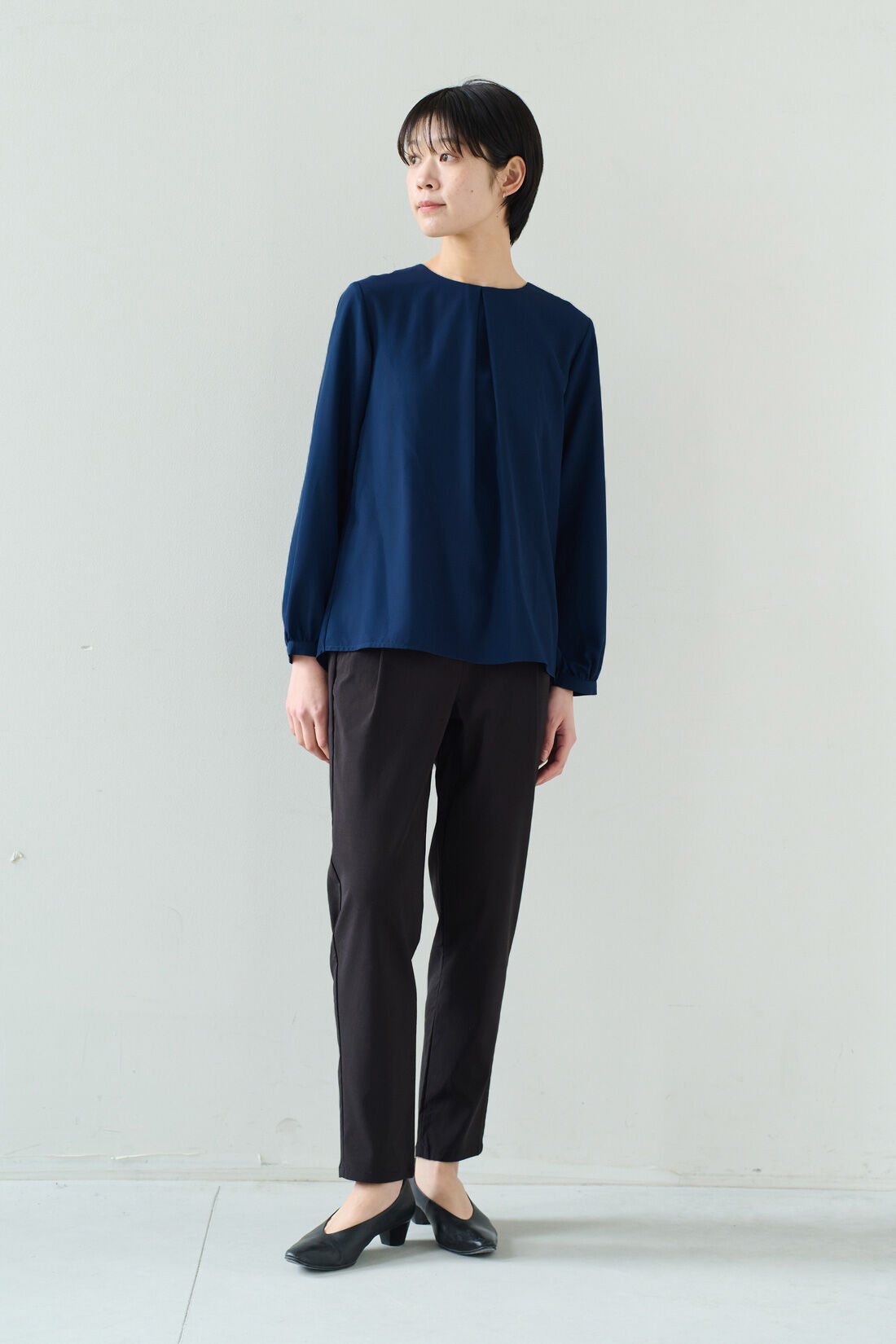 IEDIT［イディット］|IEDIT[イディット]　抗菌防臭＆UVカットがうれしい バックプリーツが品よく揺れる 後ろ姿が印象的な着映えトップス|モデル身長：163cm　着用サイズ：M