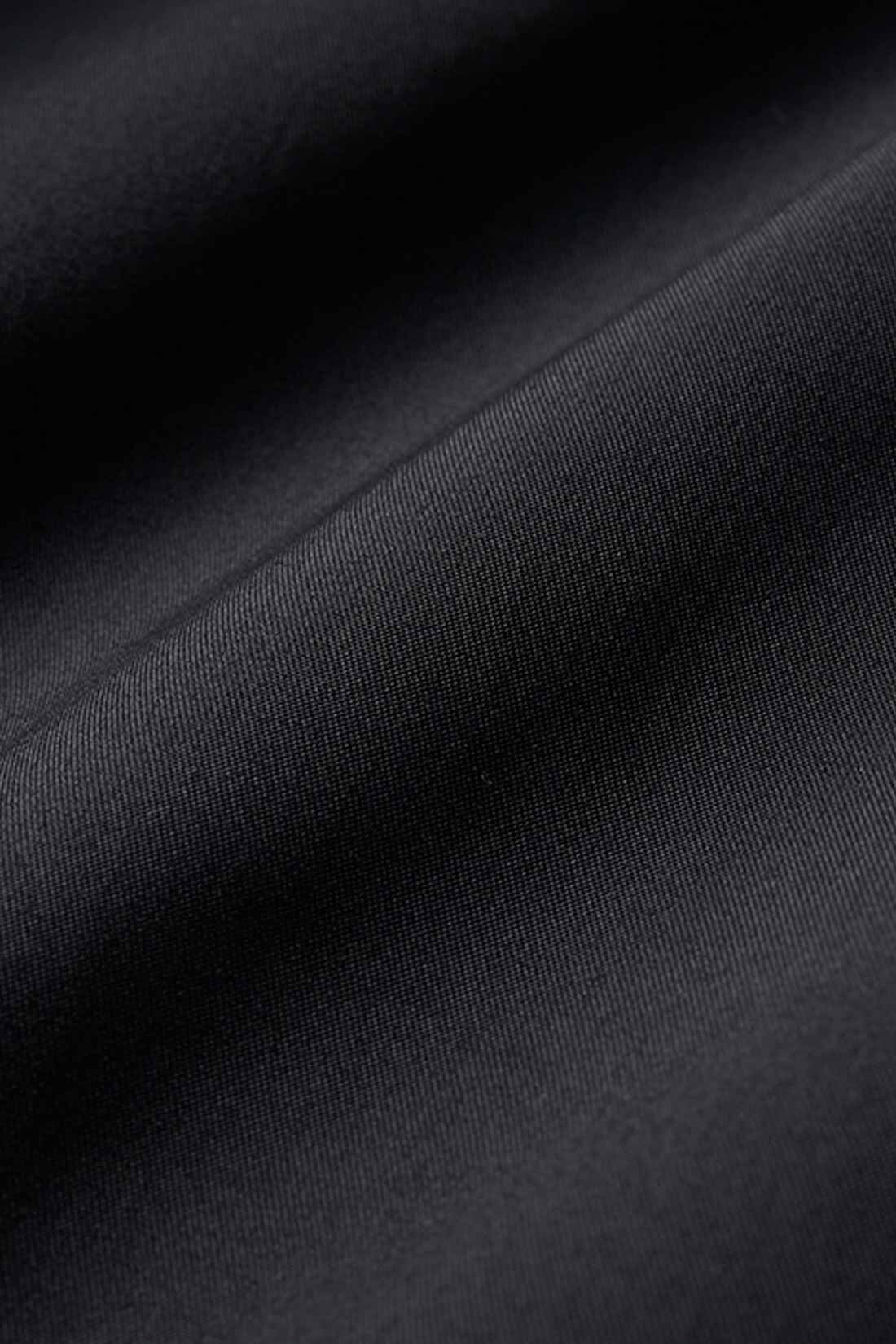 IEDIT|IEDIT[イディット]　小森美穂子さんコラボ 撥水（はっすい）素材の大人ジャンパースカート〈ブラック〉|ほどよい厚みと張り感のある素材は、高見えするマットな表面感。