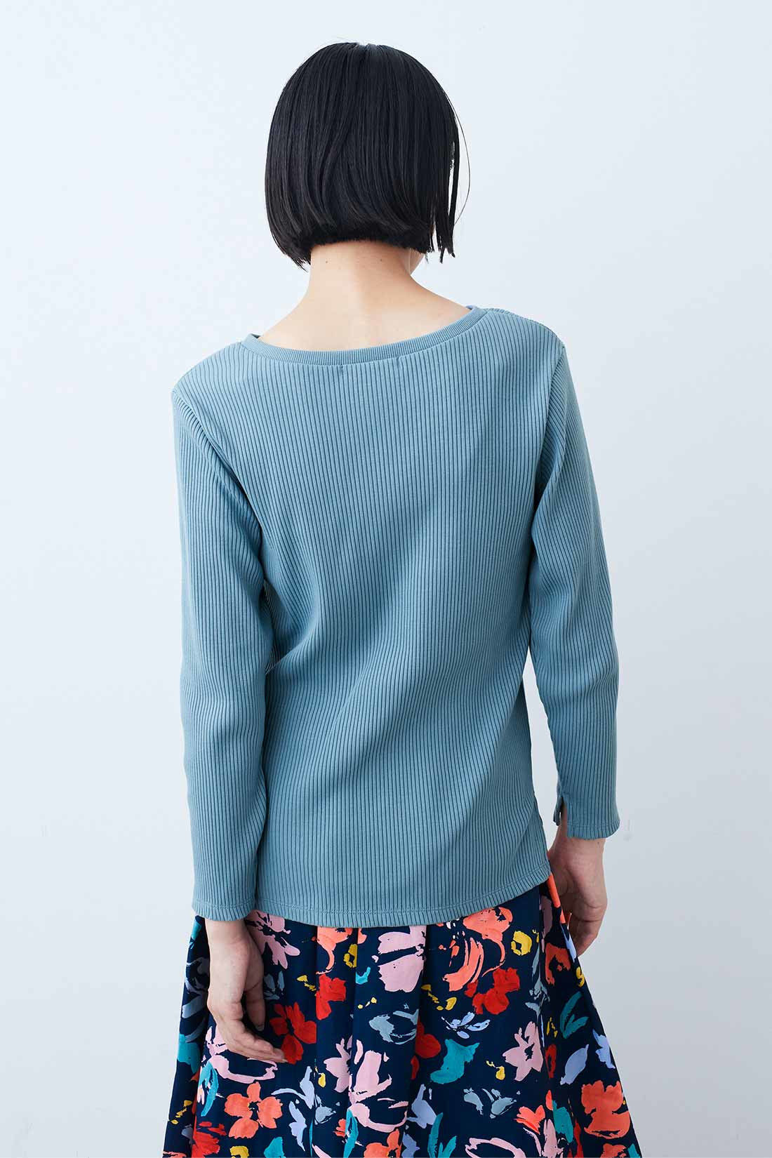 IEDIT|IEDIT[イディット]　抗菌防臭加工がうれしい きれい見えデザインリブカットソートップス〈ブルー〉|モデル身長：164cm　着用サイズ：M