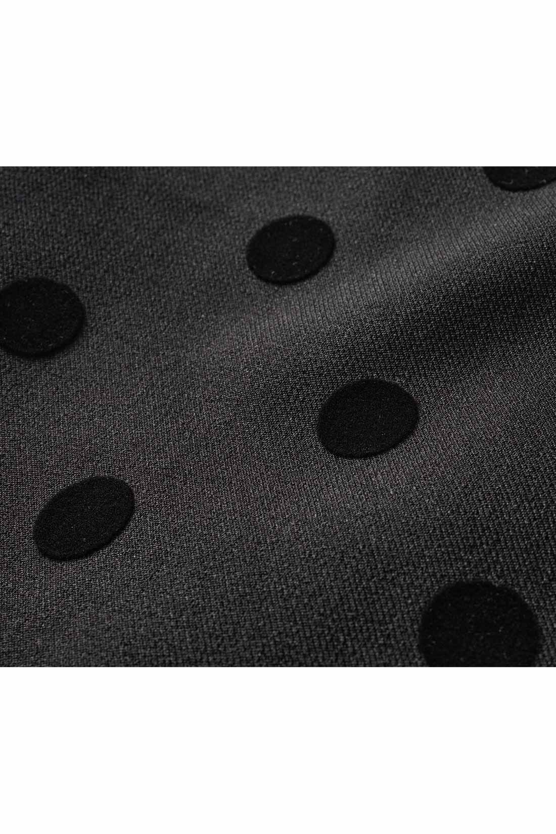 IEDIT[イディット]　フロッキードットプリントのゆるテーパードパンツ|高見えするやや光沢感のある綾織りの素材に、フロッキープリントのドットをオン。