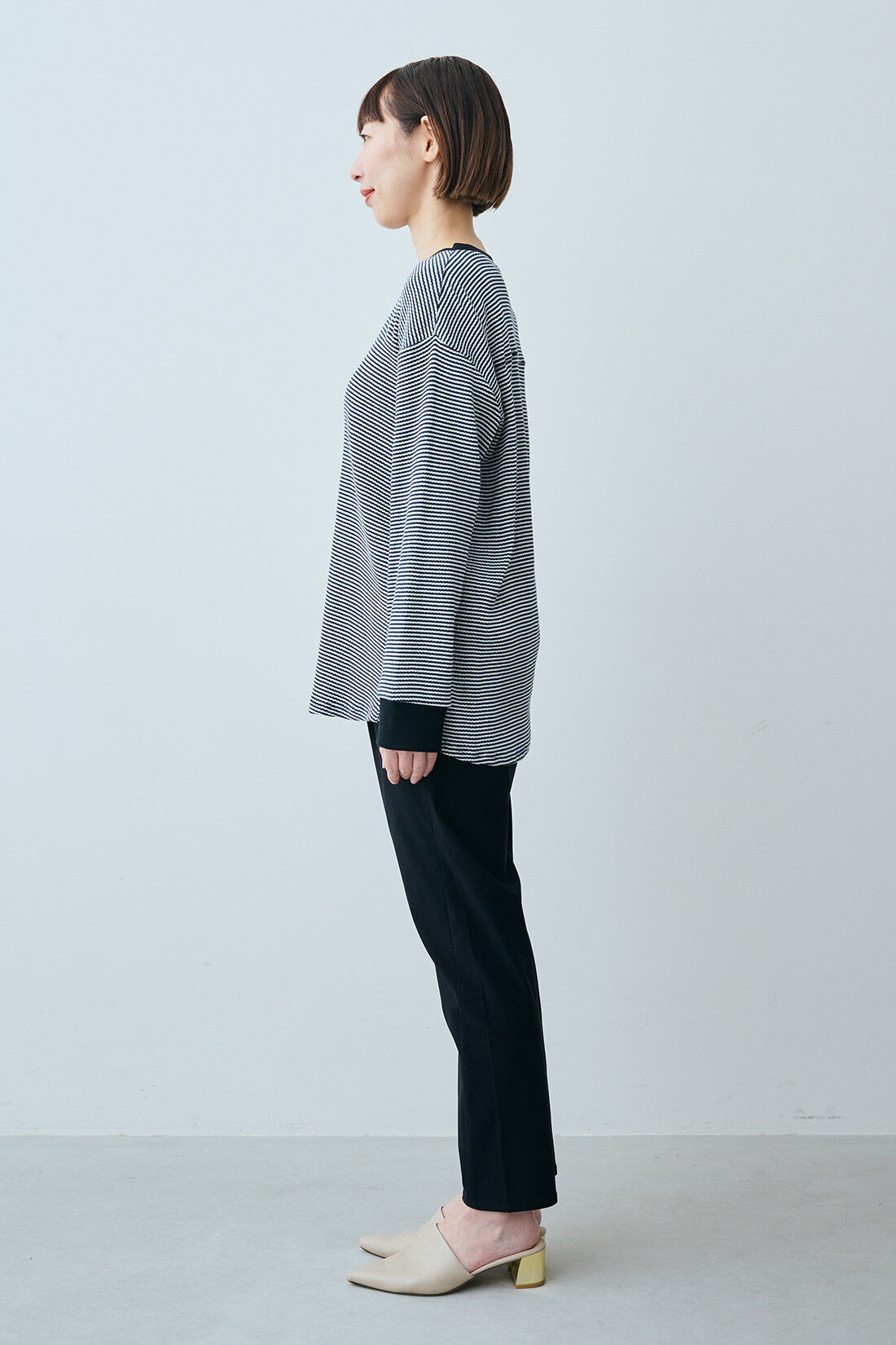 IEDIT[イディット]　ぐいっとしなやか すっきり美脚がうれしい ストレッチ布はく素材のエアノビテーパードパンツ〈ブラック〉|モデル身長：160cm　着用サイズ：M