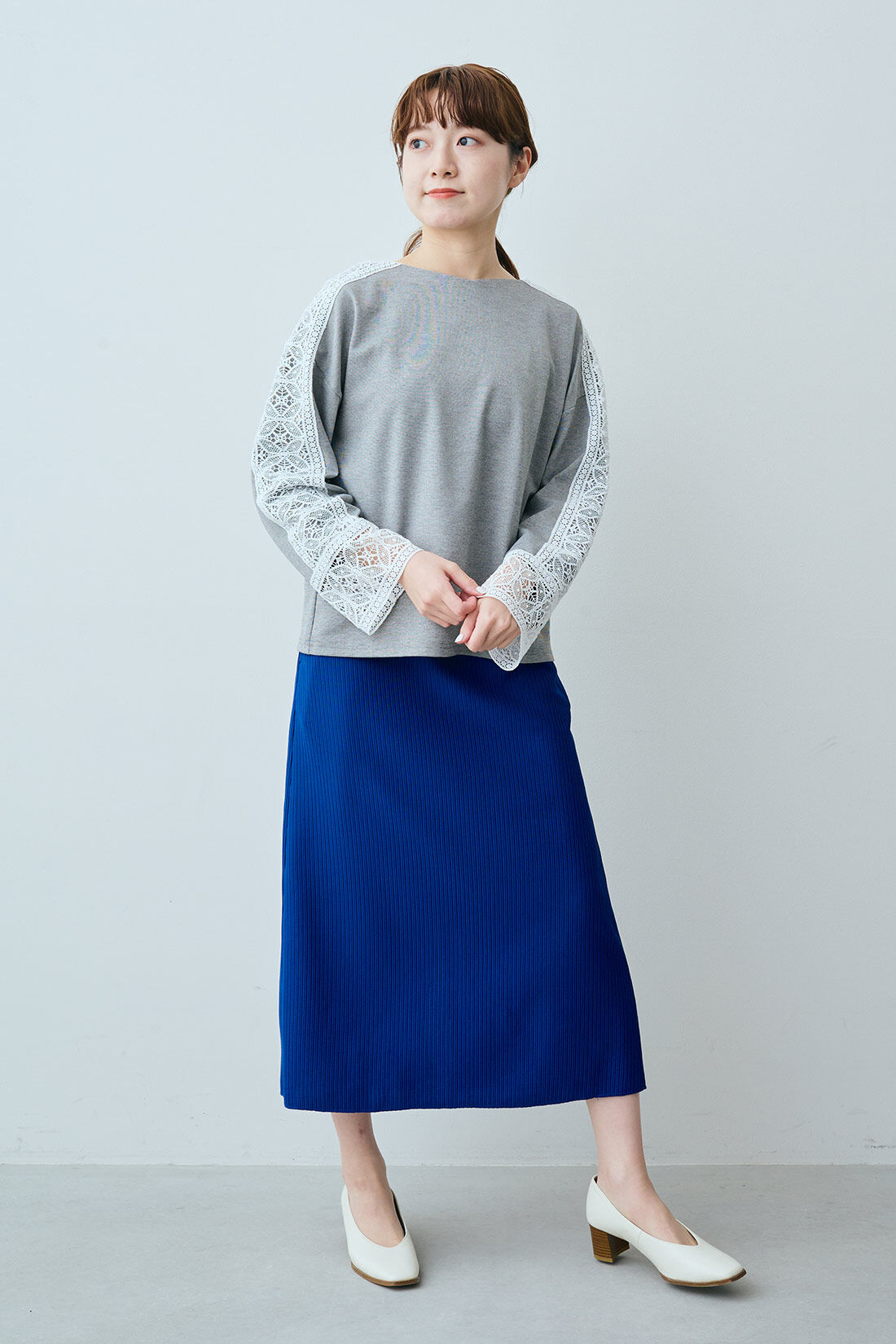 IEDIT|IEDIT[イディット]　ニットライクなリップルカットソー素材で仕立てた らくちんきれいなIラインスカート〈4〉|モデル身長：163cm　着用サイズ：M