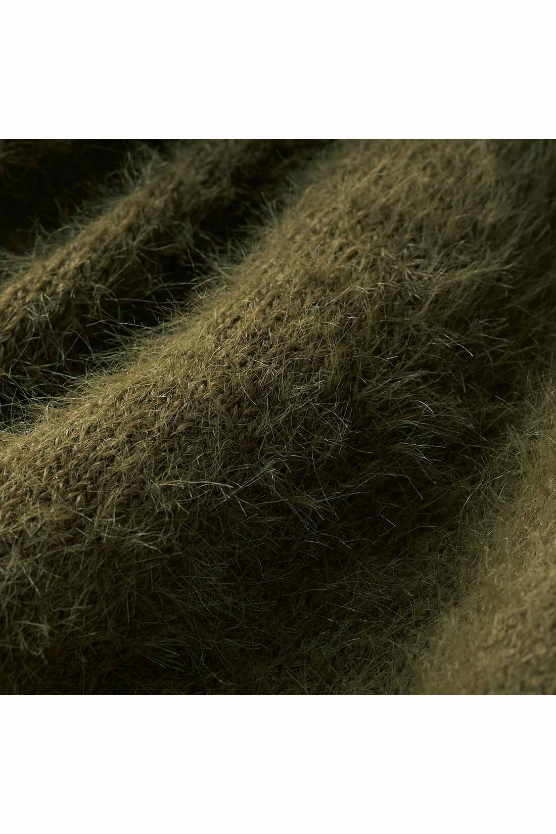 IEDIT[イディット]　きくちあつこさんコラボ シャギーニットロングカーディガン〈カーキグリーン〉|繊細な毛足のシャギーニットで編み立てた、ふんわり滑らかなくせになる手ざわり。
