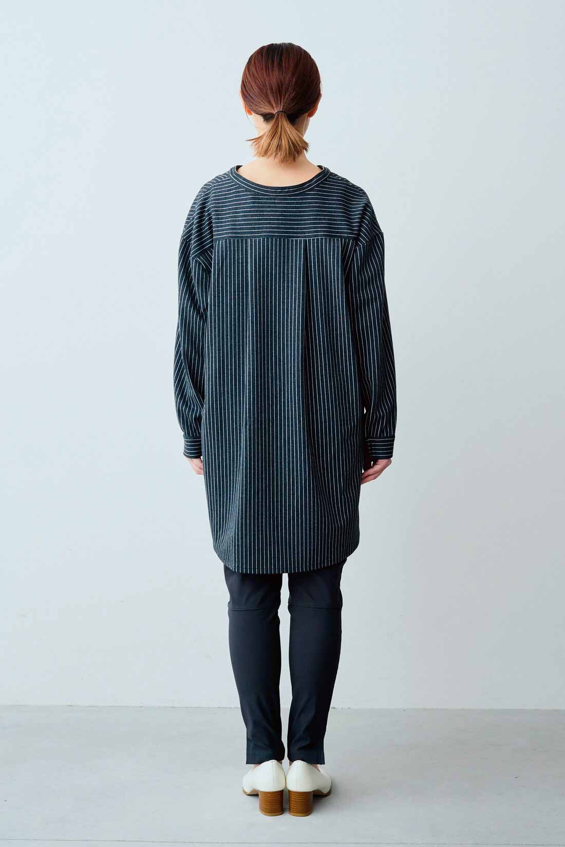 IEDIT|IEDIT[イディット]　布はく見えして実はらくちんカットソー　ピンストライプロングシャツプルオーバー〈ダークグレー〉|モデル身長：160cm、着用サイズ：M