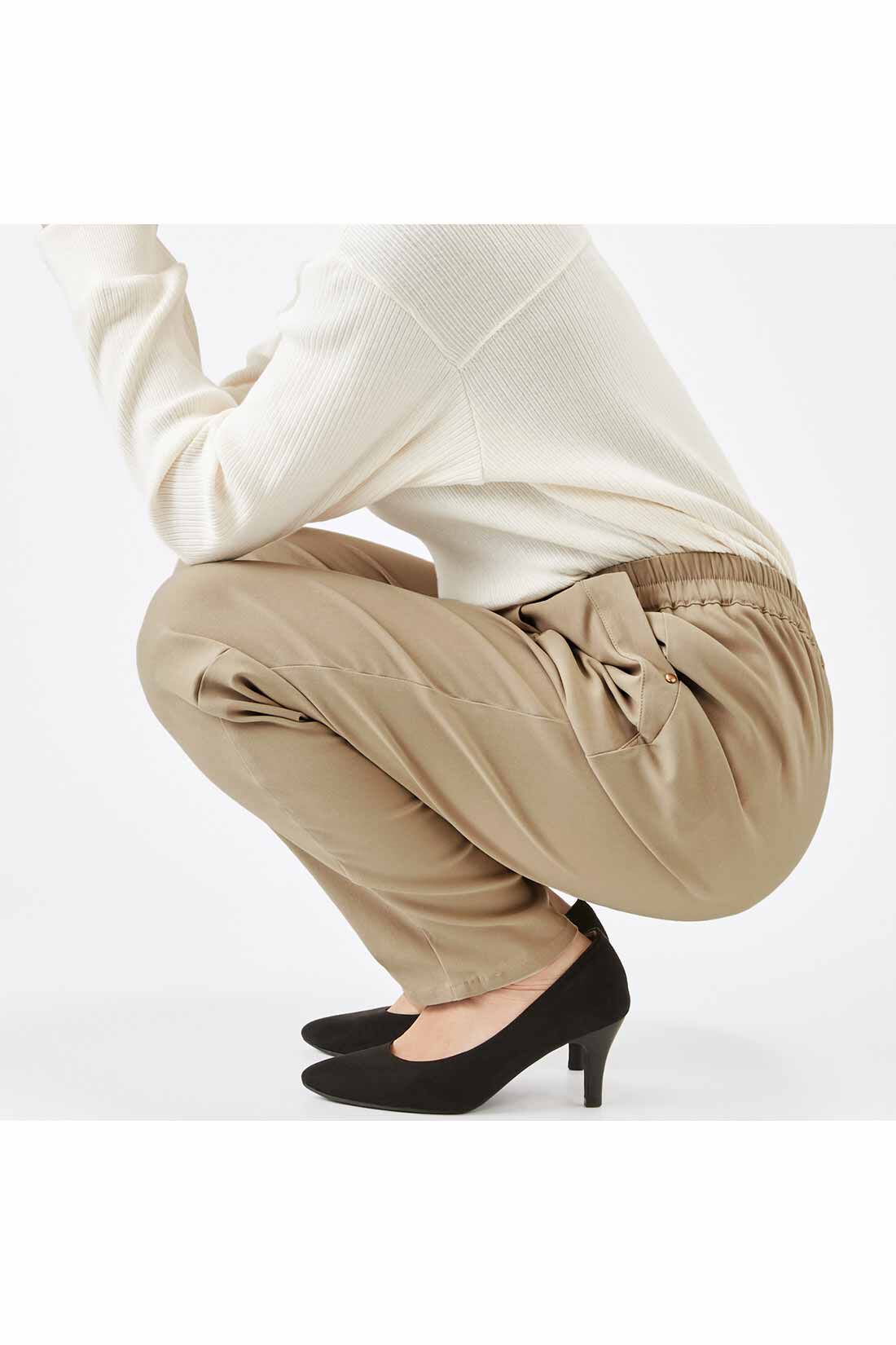 IEDIT|IEDIT[イディット]　ぐいっとしなやか すらりと美脚！ ストレッチ布はく素材のエアノビワイドパンツ〈ベージュ〉|しゃがんでも座りっぱなしでも快適で、ひざやおしりも伸びやからくちん。背中も見えにくくて安心！