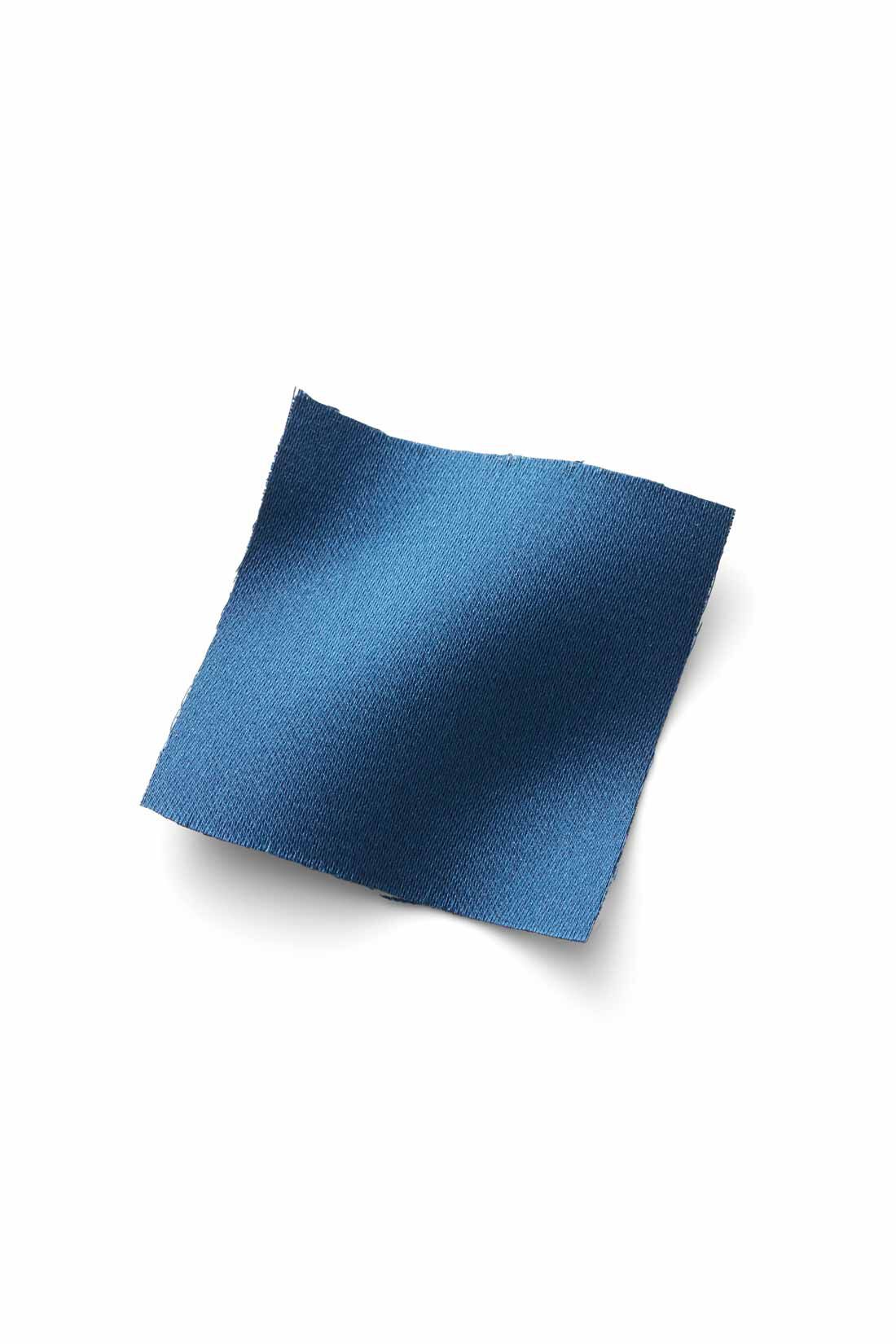 IEDIT[イディット]　サテンの光沢が美しいセミサーキュラースカート〈ディープブルー〉|からだのラインを拾いにくい厚手のサテン素材を厳選。