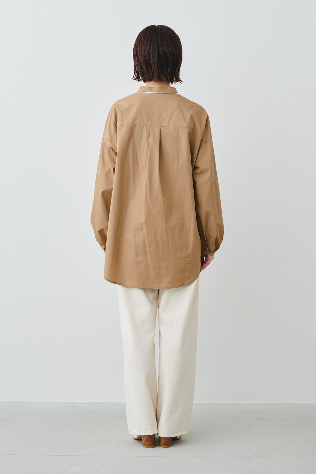IEDIT[イディット]　コーデのポイントになる きれいめパイピングシャツ〈ベージュ〉|モデル身長：160cm・着用サイズ：M