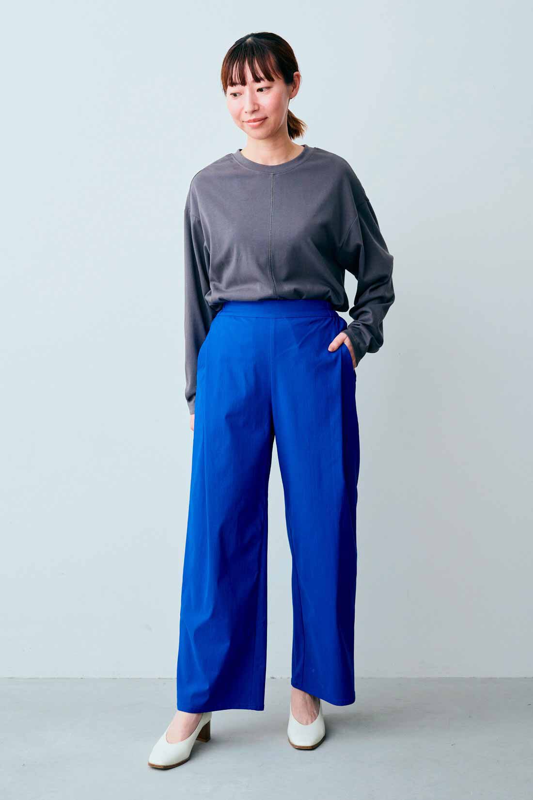 IEDIT|IEDIT[イディット]　ぐいっとしなやか サイドタックデザイン ストレッチ布はく素材のエアノビワイドパンツ〈ブルー〉|モデル身長：160cm　着用サイズ：M