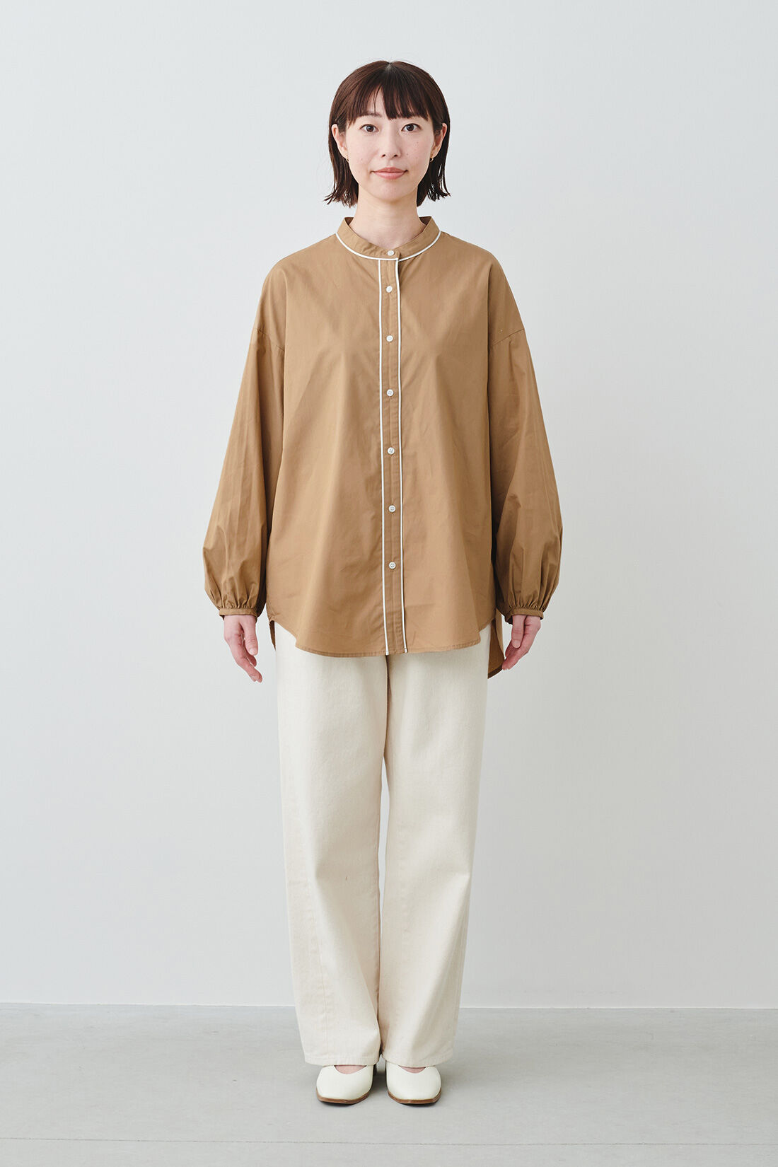 IEDIT|IEDIT[イディット]　コーデのポイントになる きれいめパイピングシャツ〈ベージュ〉|モデル身長：160cm・着用サイズ：M
