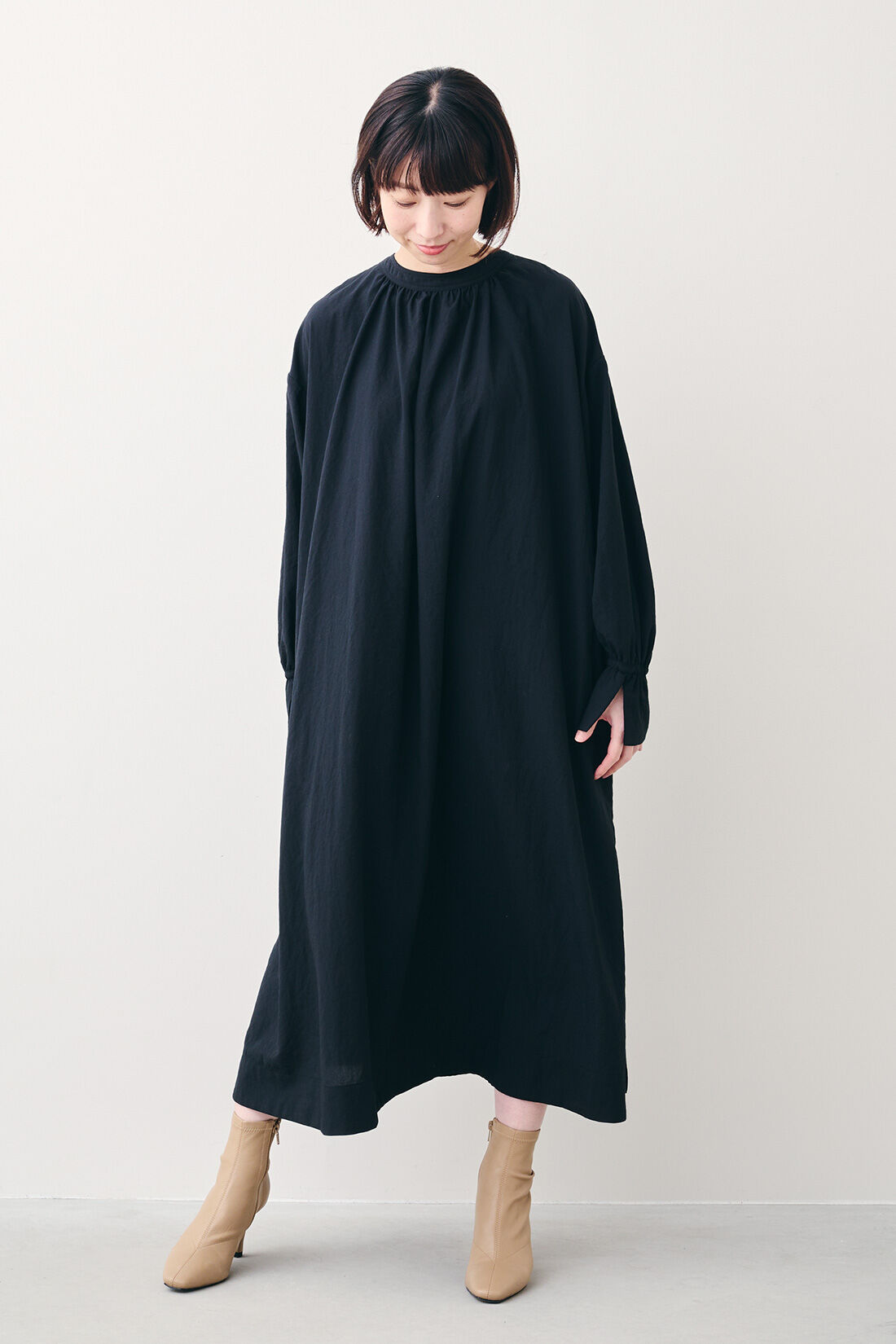 イディット|IEDIT[イディット]　福田麻琴さんコラボ たっぷりギャザーがリュクスな着まわし力抜群の2-WAYブラックロングワンピース〈ブラック〉|モデル身長：160cm・着用サイズ：M