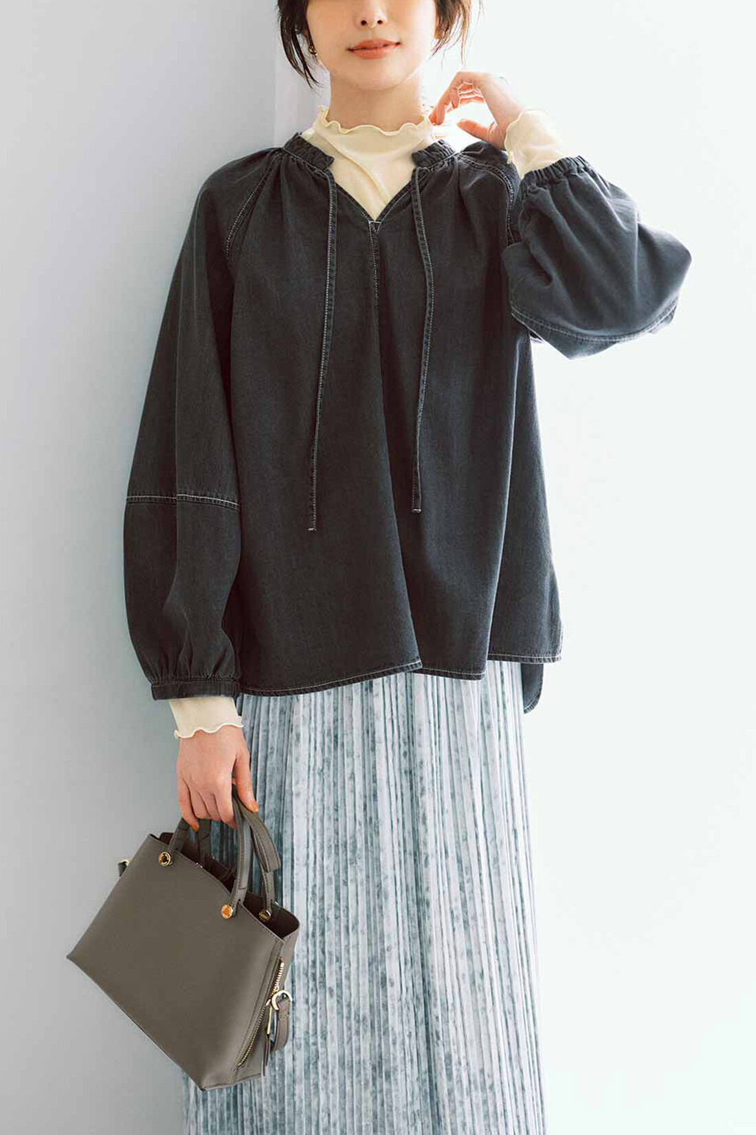 IEDIT［イディット］|IEDIT[イディット]　フェミニンな印象で着られる 軽やかデニムブラウス〈チャコールグレー〉