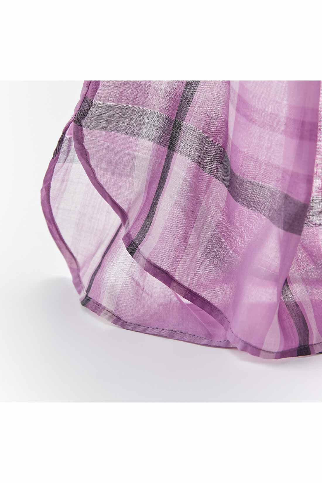 IEDIT|IEDIT[イディット]　きくちあつこさんコラボ チェックシアーブラウス〈ピンクパープル〉|うっすらシルエットが透ける薄手の布はく素材。先染めのチェック柄は、華やかなピンクパープルに白と黒をきかせたシックな印象のオリジナル配色。