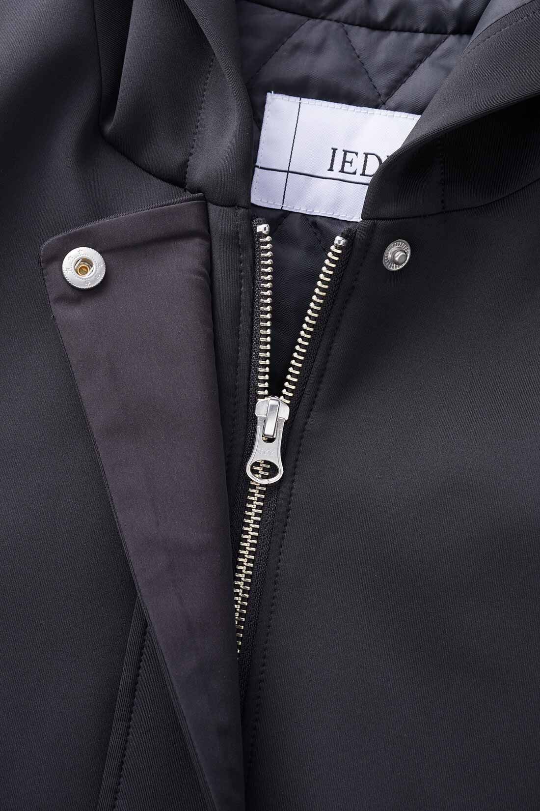 IEDIT［イディット］|IEDIT[イディット]　すっきり着られるダンボール素材×キルティングの上品切り替えコート〈ブラック〉|深めに重ねた前立てでファスナーを隠して、印象すっきり。
